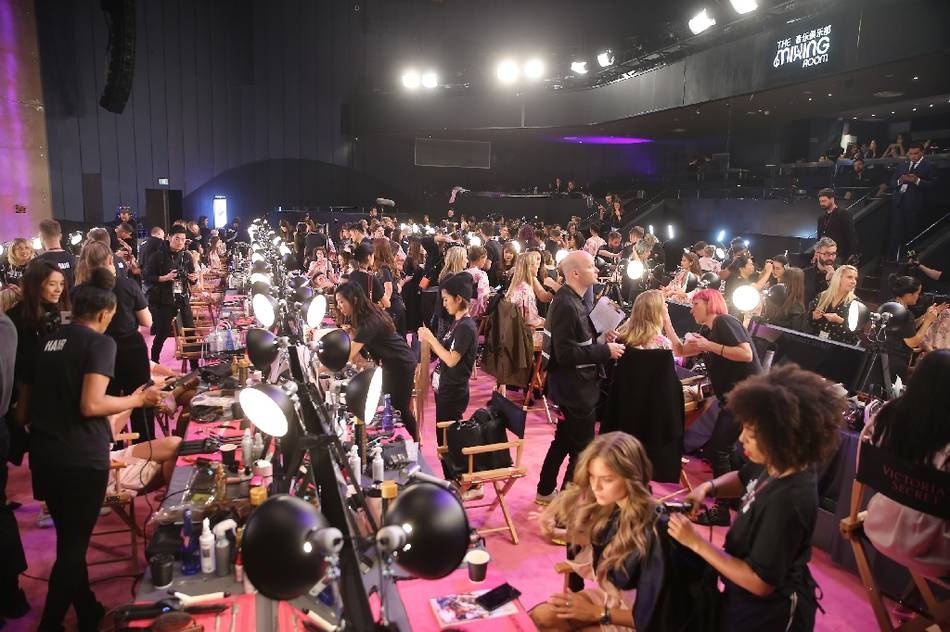 He lo hinh anh hau truong chuan bi cho show dien anh 5