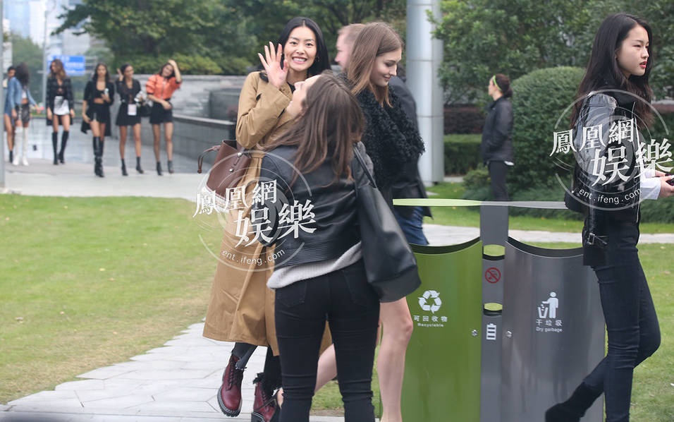 He lo hinh anh hau truong chuan bi cho show dien anh 2