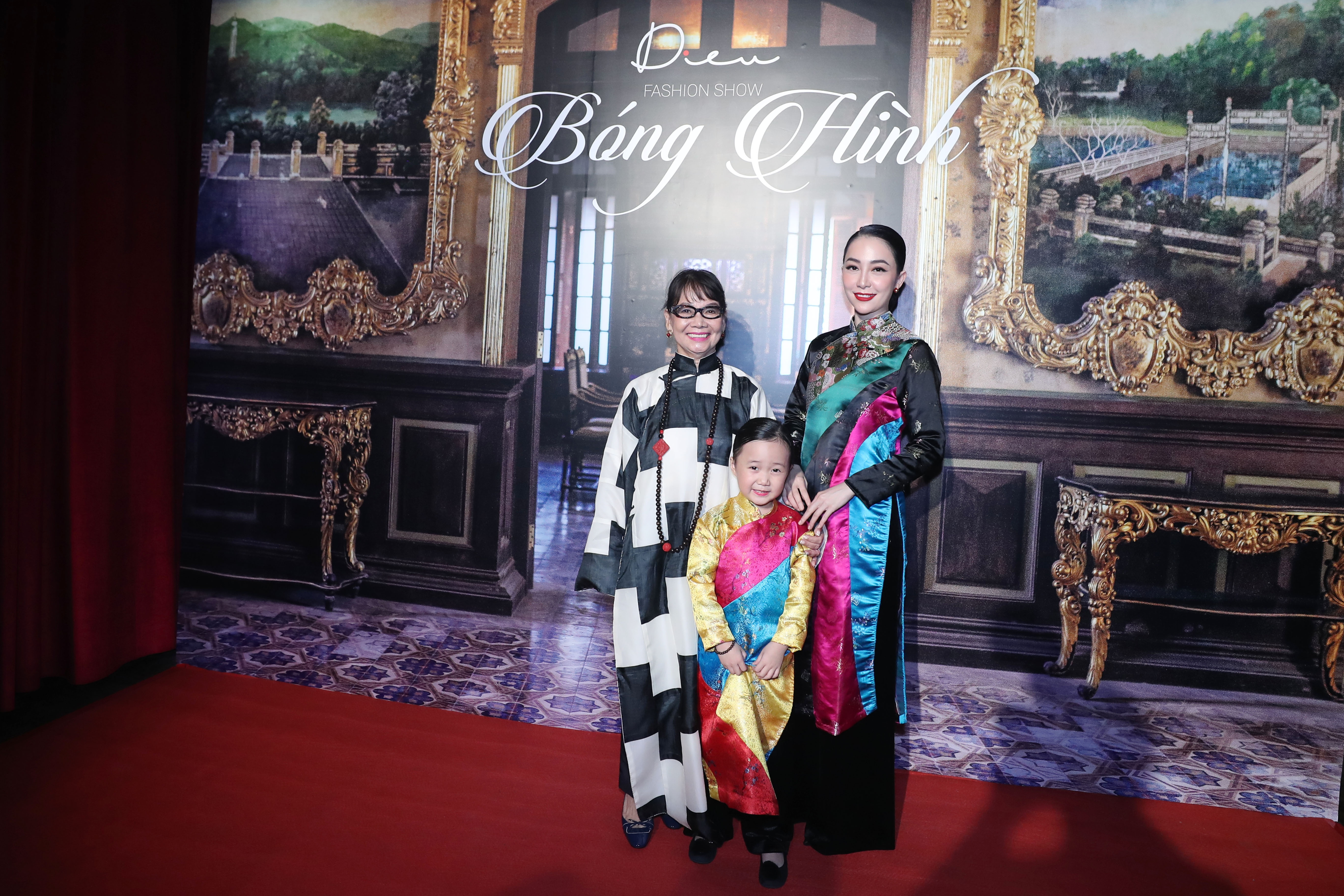 Linh Nga,  Minh Tu xuat hien chung tren san dien thoi trang anh 1