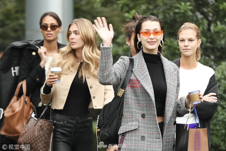 He lo hinh anh hau truong chuan bi cho show dien anh 4