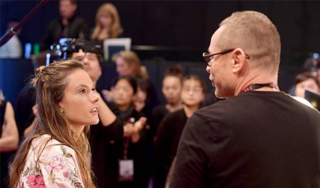 Dem dien noi y Victoria's Secret 2017 truoc gio G hinh anh