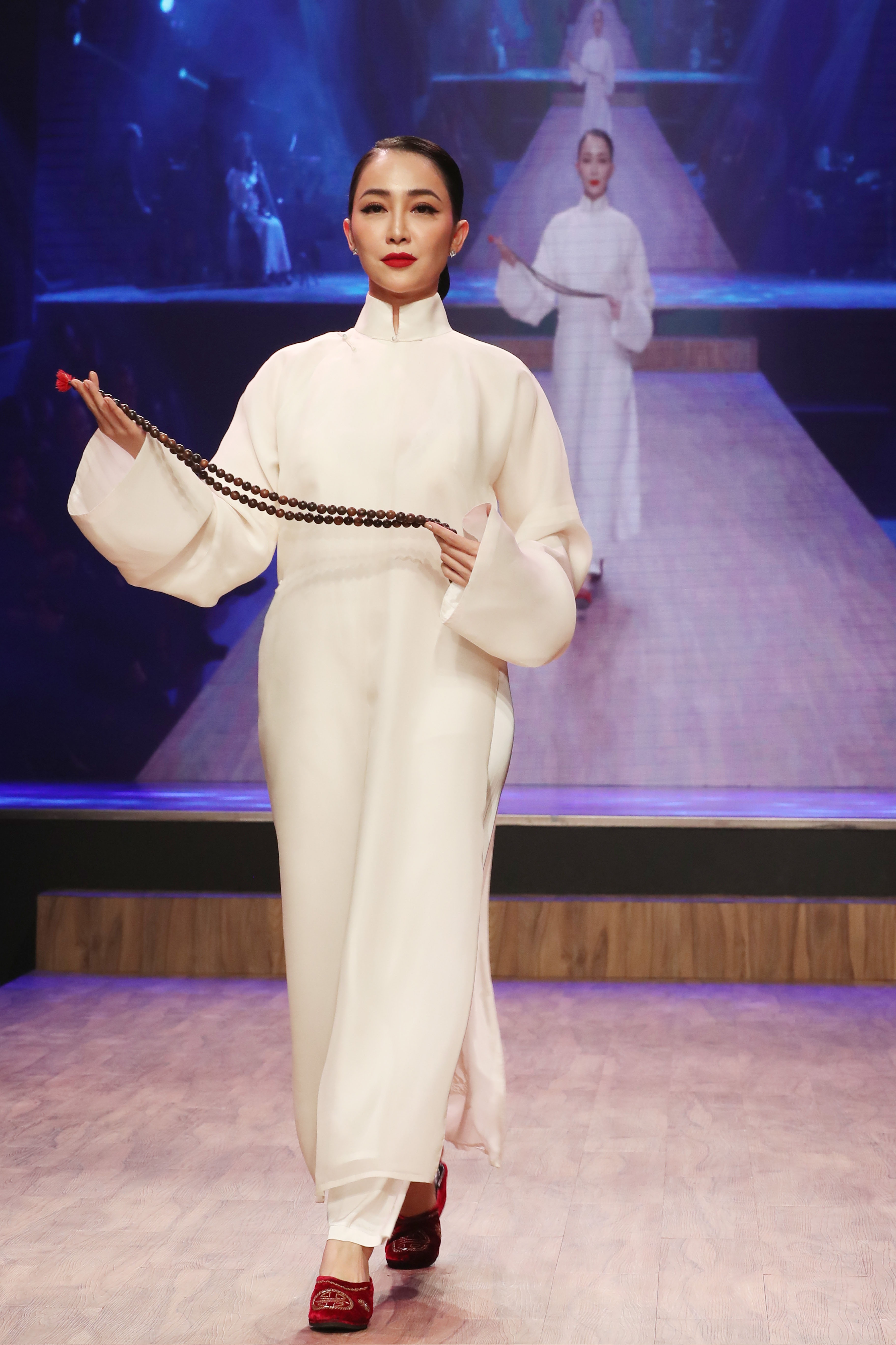 Linh Nga,  Minh Tu xuat hien chung tren san dien thoi trang anh 3