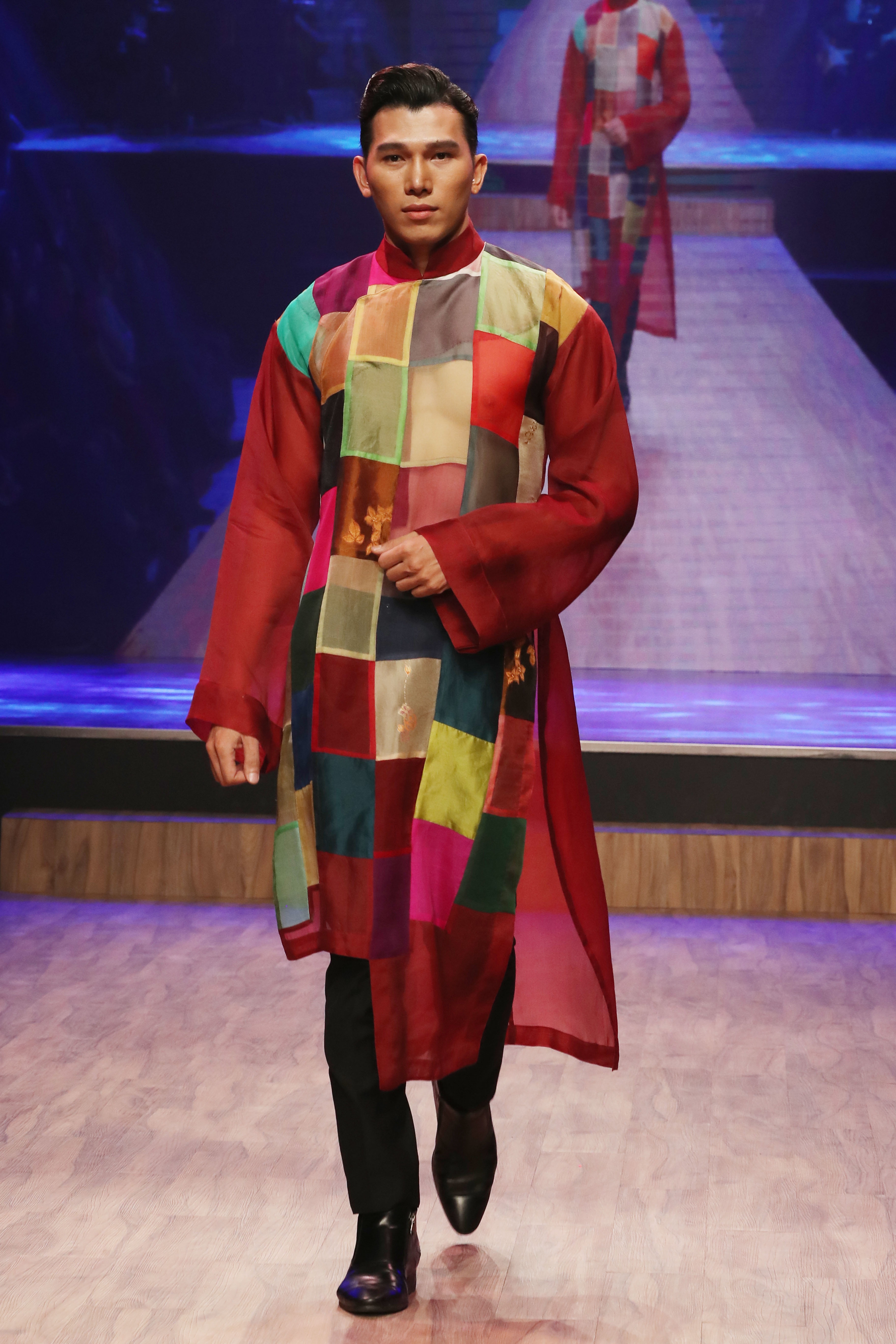 Linh Nga,  Minh Tu xuat hien chung tren san dien thoi trang anh 12