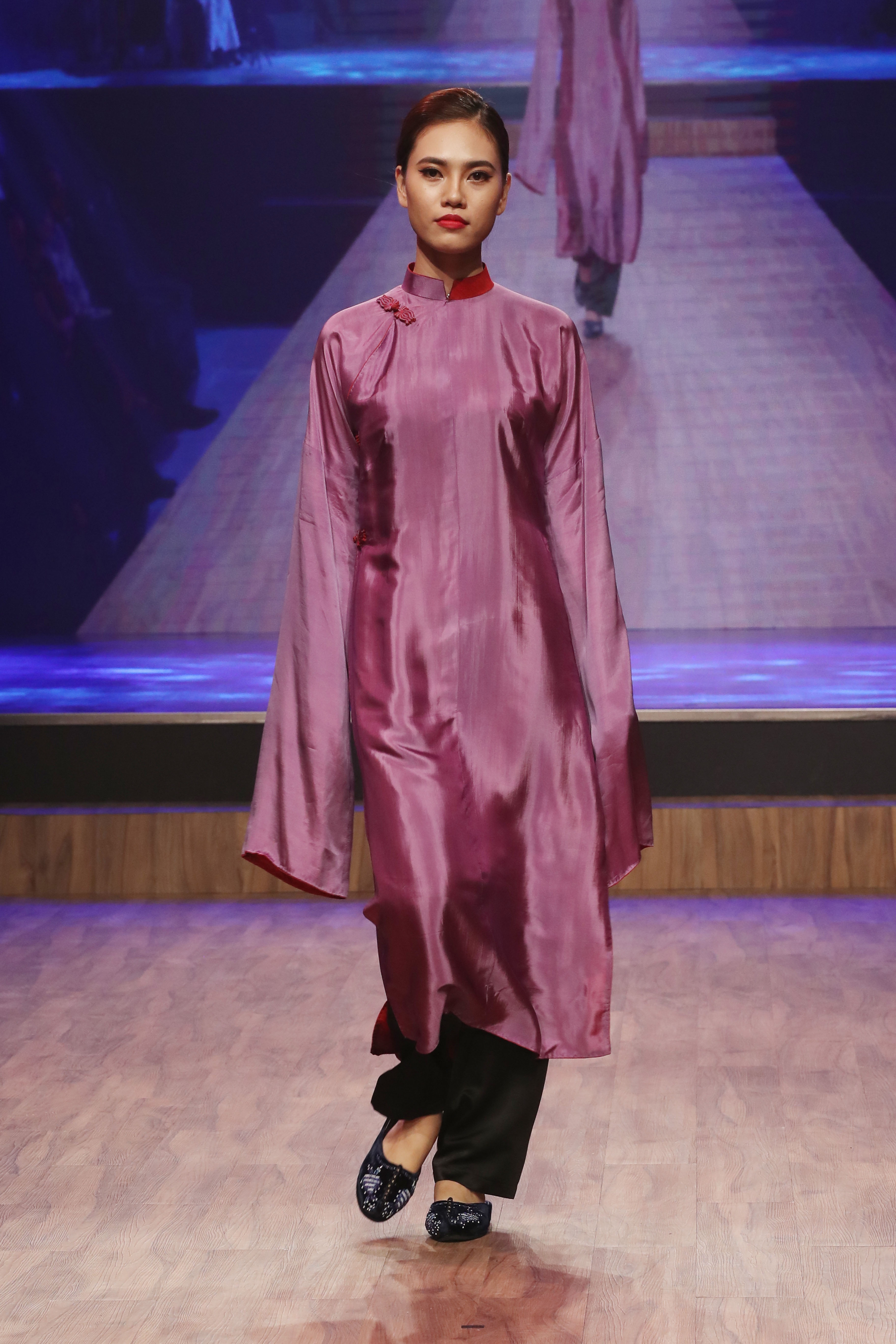 Linh Nga,  Minh Tu xuat hien chung tren san dien thoi trang anh 4