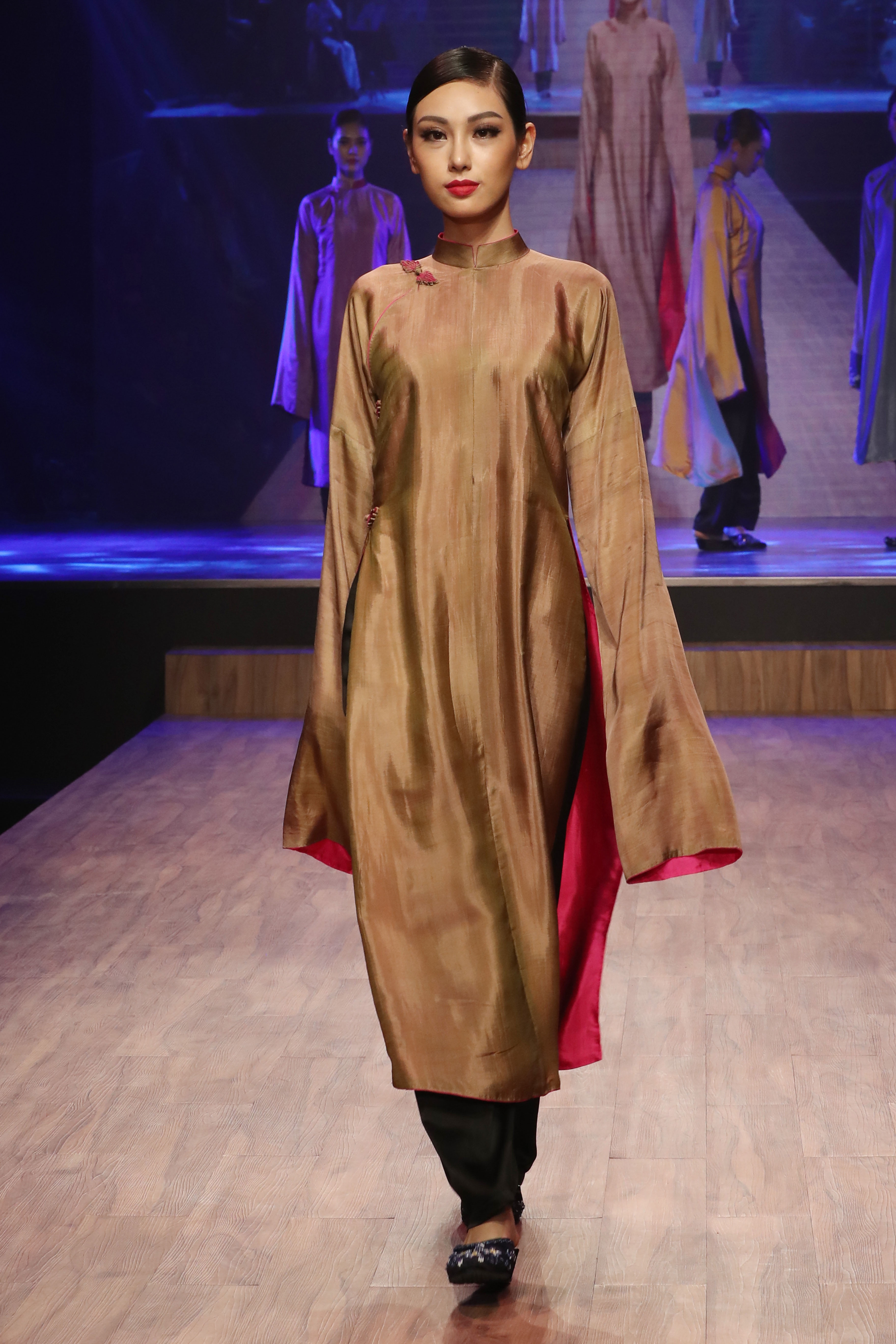 Linh Nga,  Minh Tu xuat hien chung tren san dien thoi trang anh 5