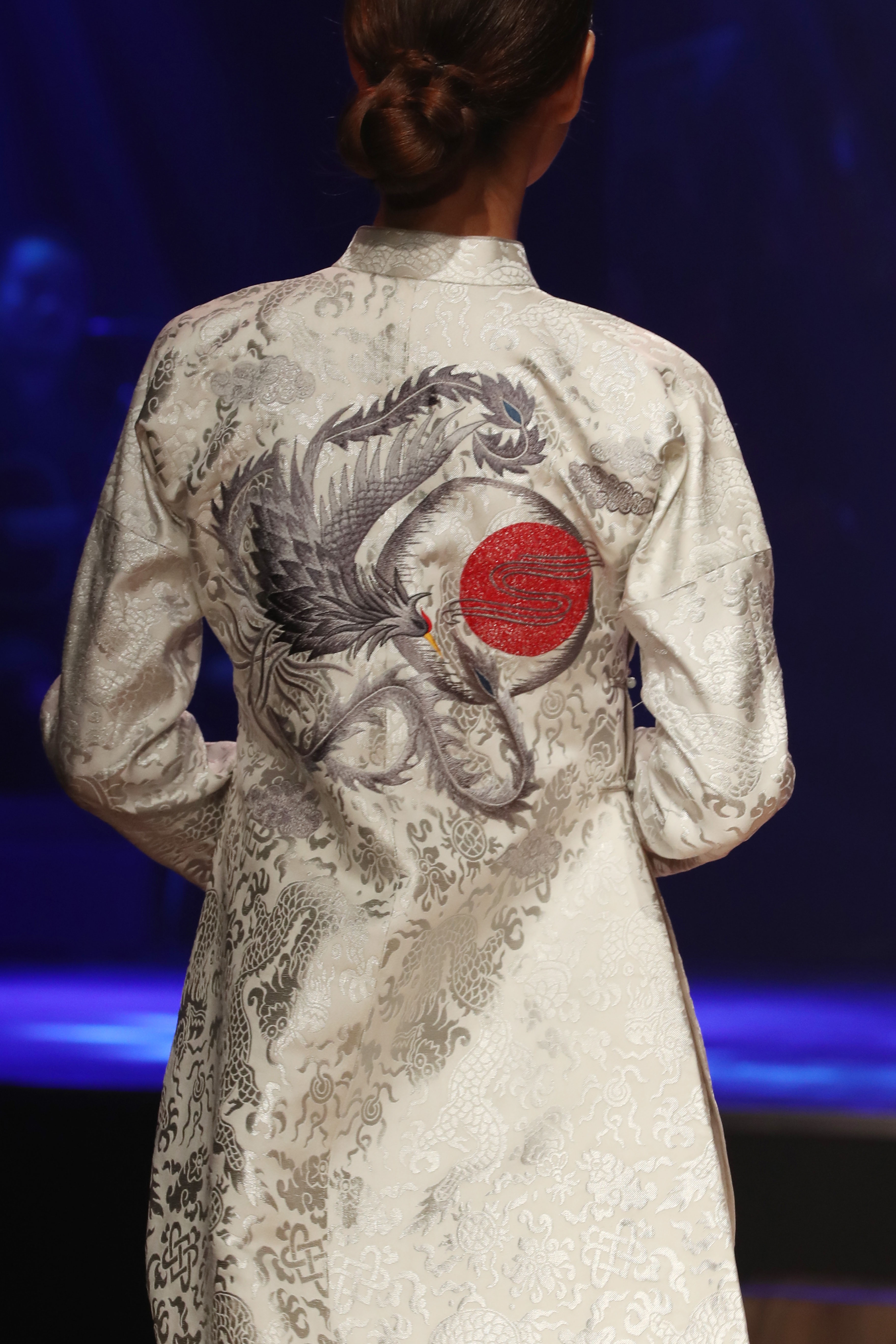 Linh Nga,  Minh Tu xuat hien chung tren san dien thoi trang anh 7