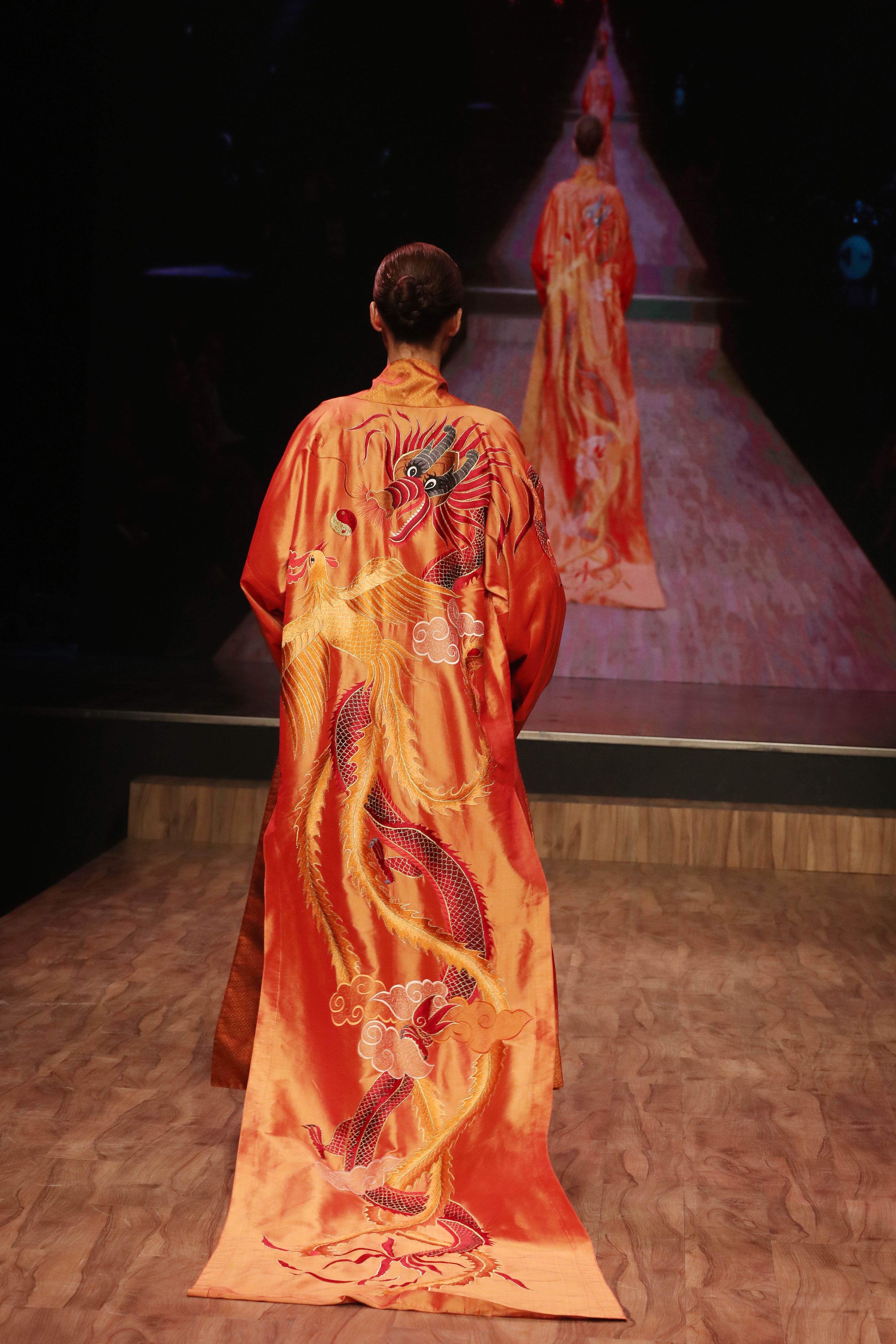 Linh Nga,  Minh Tu xuat hien chung tren san dien thoi trang anh 9