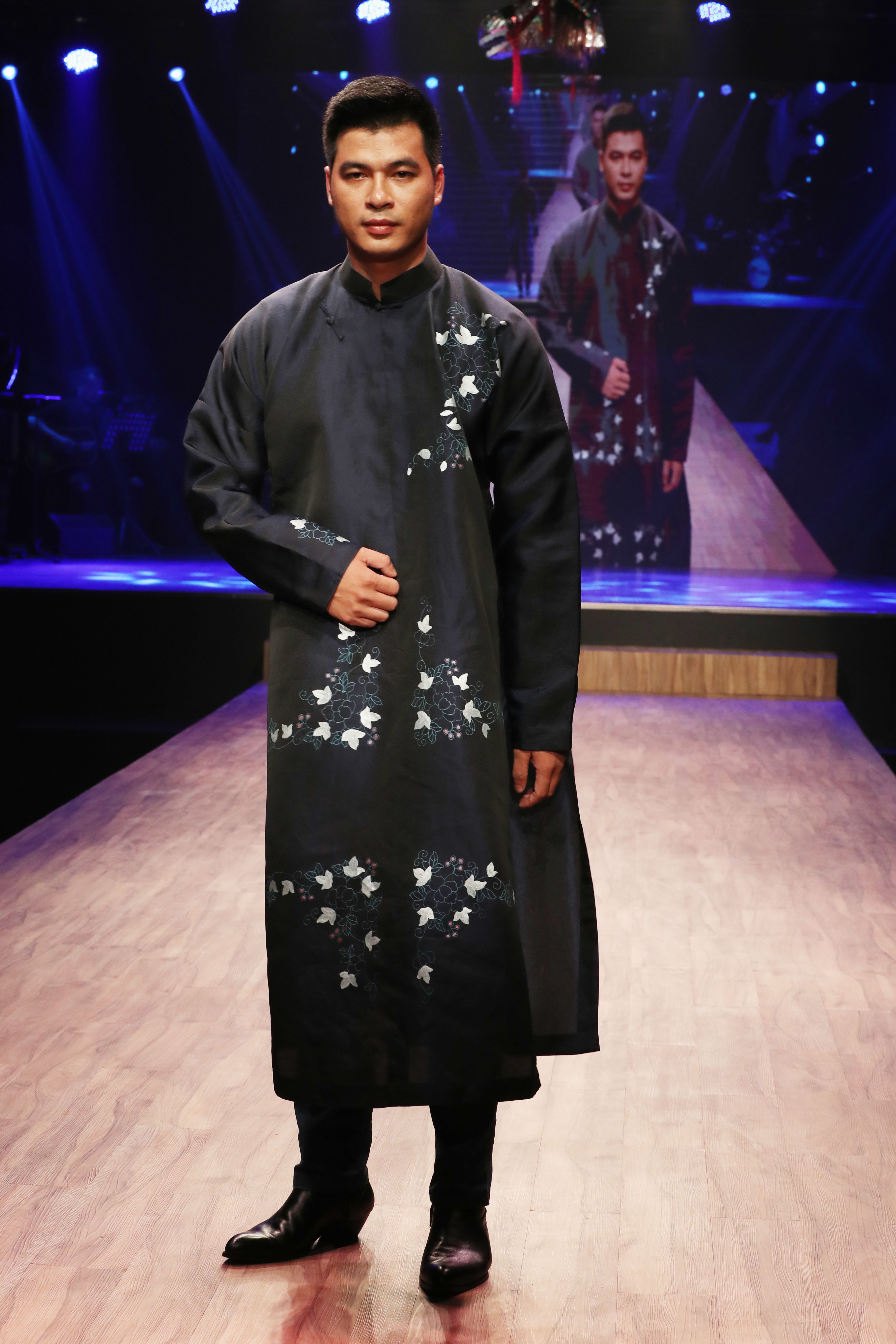 Linh Nga,  Minh Tu xuat hien chung tren san dien thoi trang anh 11