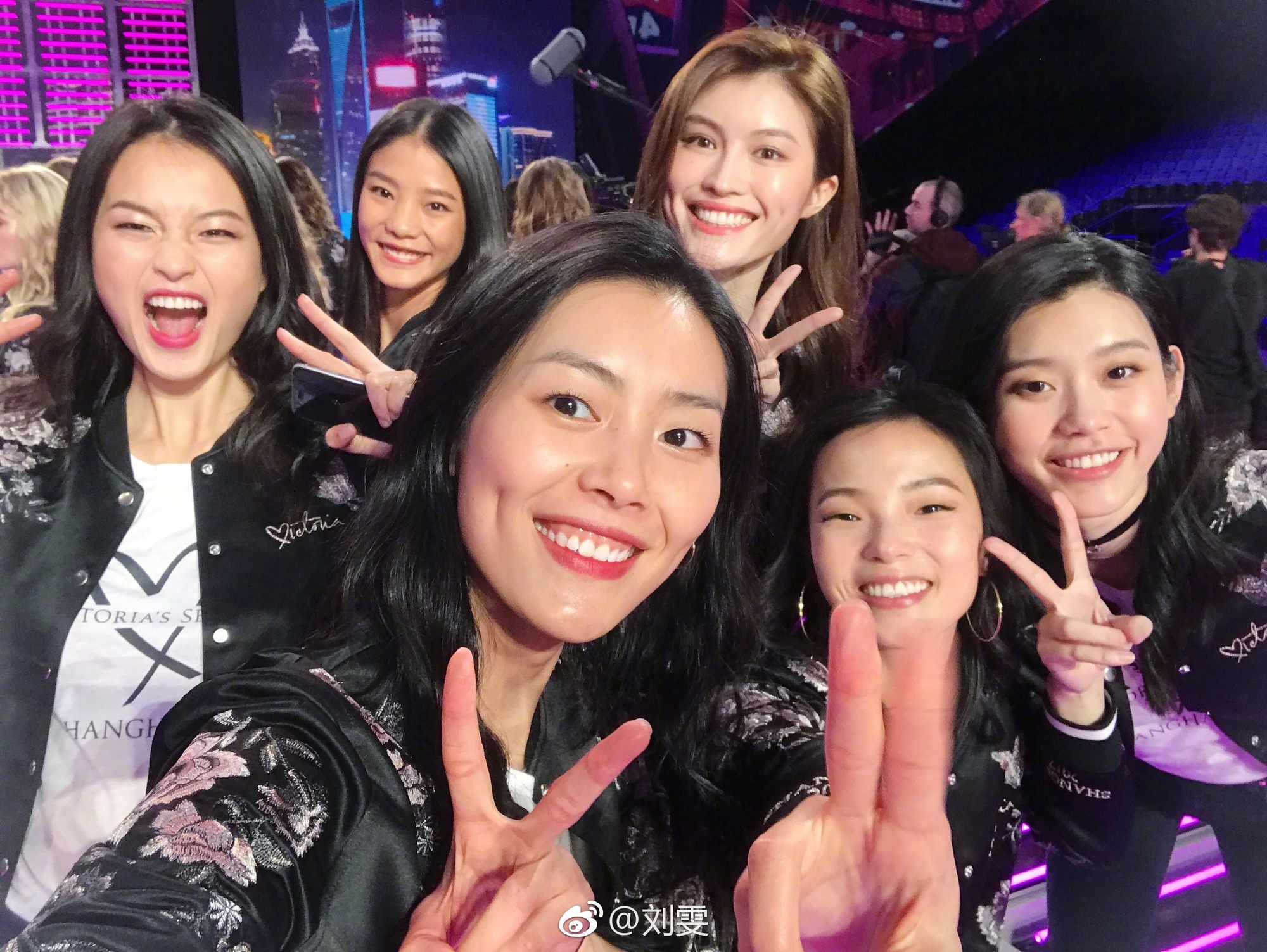 Nhung 'lan dau tien' trong show dien Victoria's Secret 2017 hinh anh