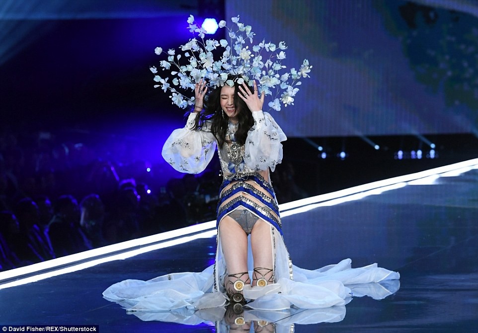 Nhung lan dau tien cua Victoria's Secret 2017 anh 8