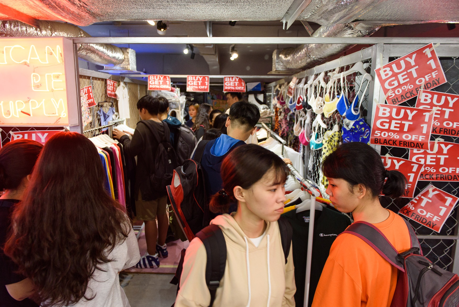 Nhon nhip ngay Black Friday anh 2