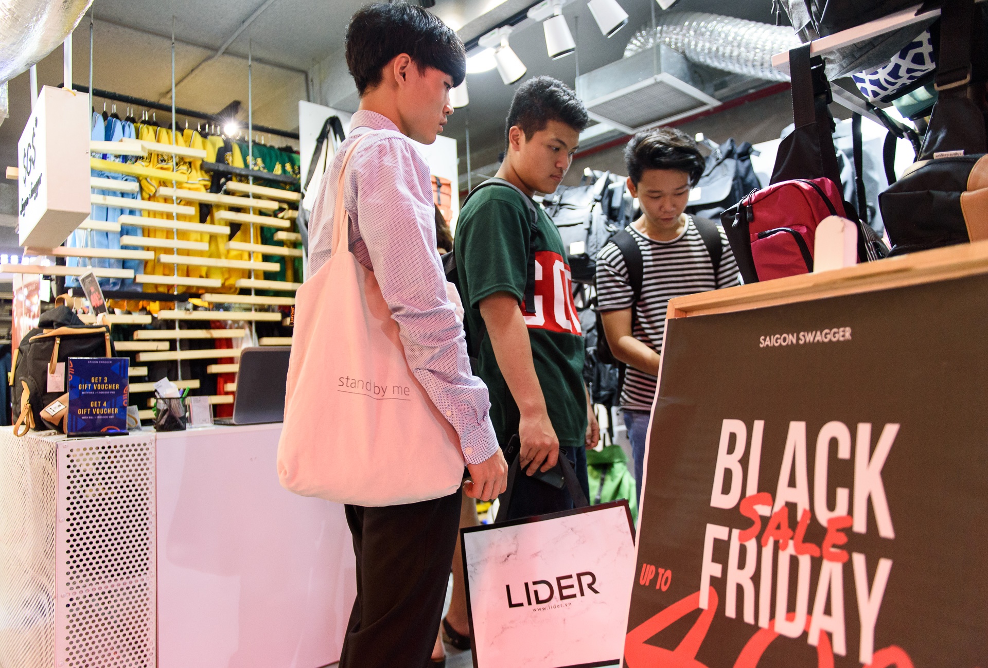 Nhon nhip ngay Black Friday anh 3