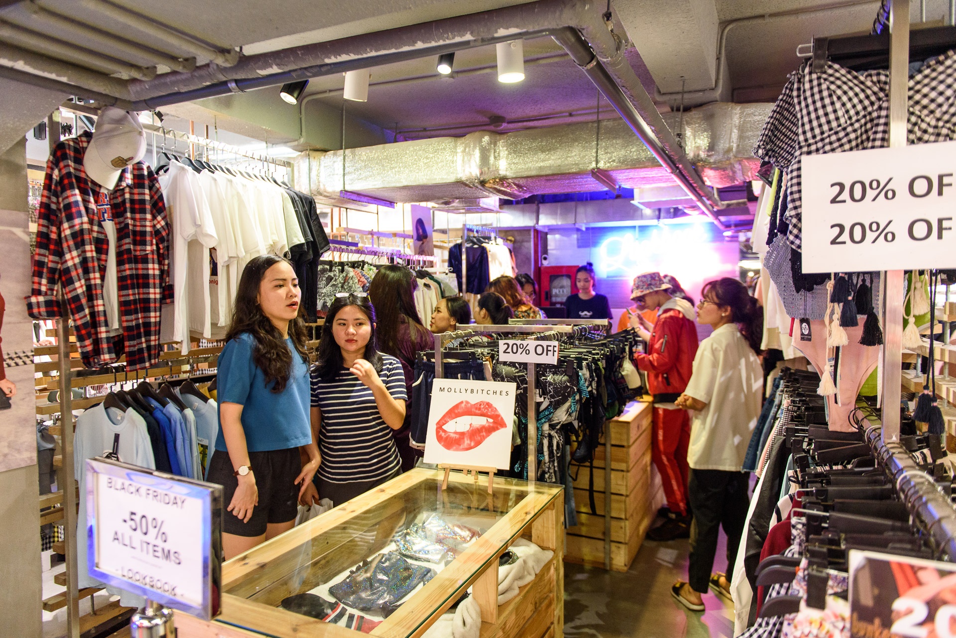 Nhon nhip ngay Black Friday anh 1