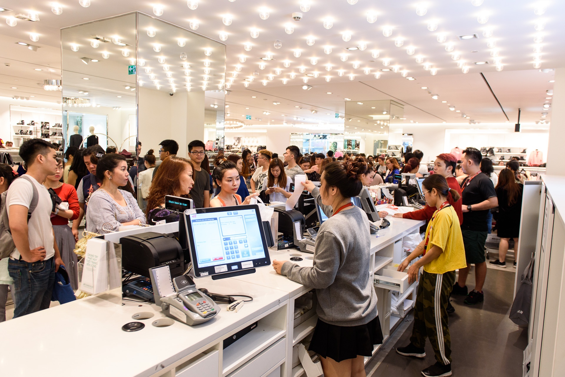 Nhon nhip ngay Black Friday anh 15