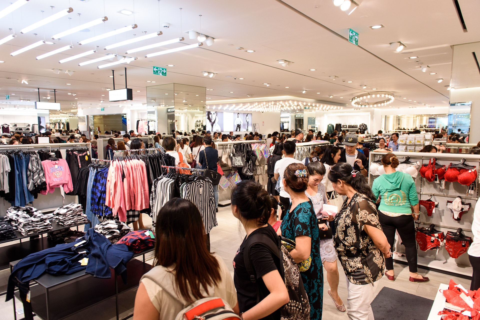 Nhon nhip ngay Black Friday anh 16