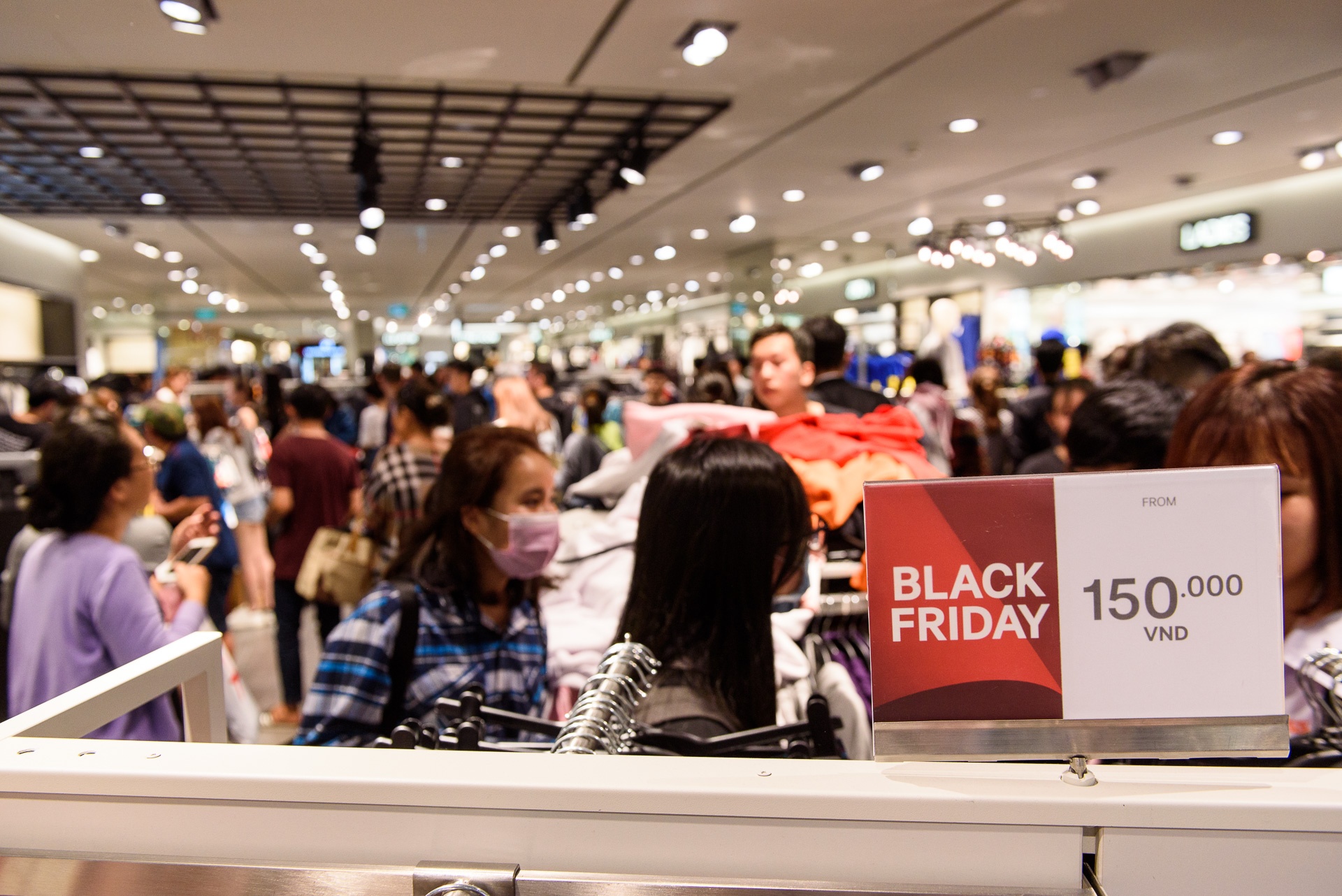 Nhon nhip ngay Black Friday anh 17