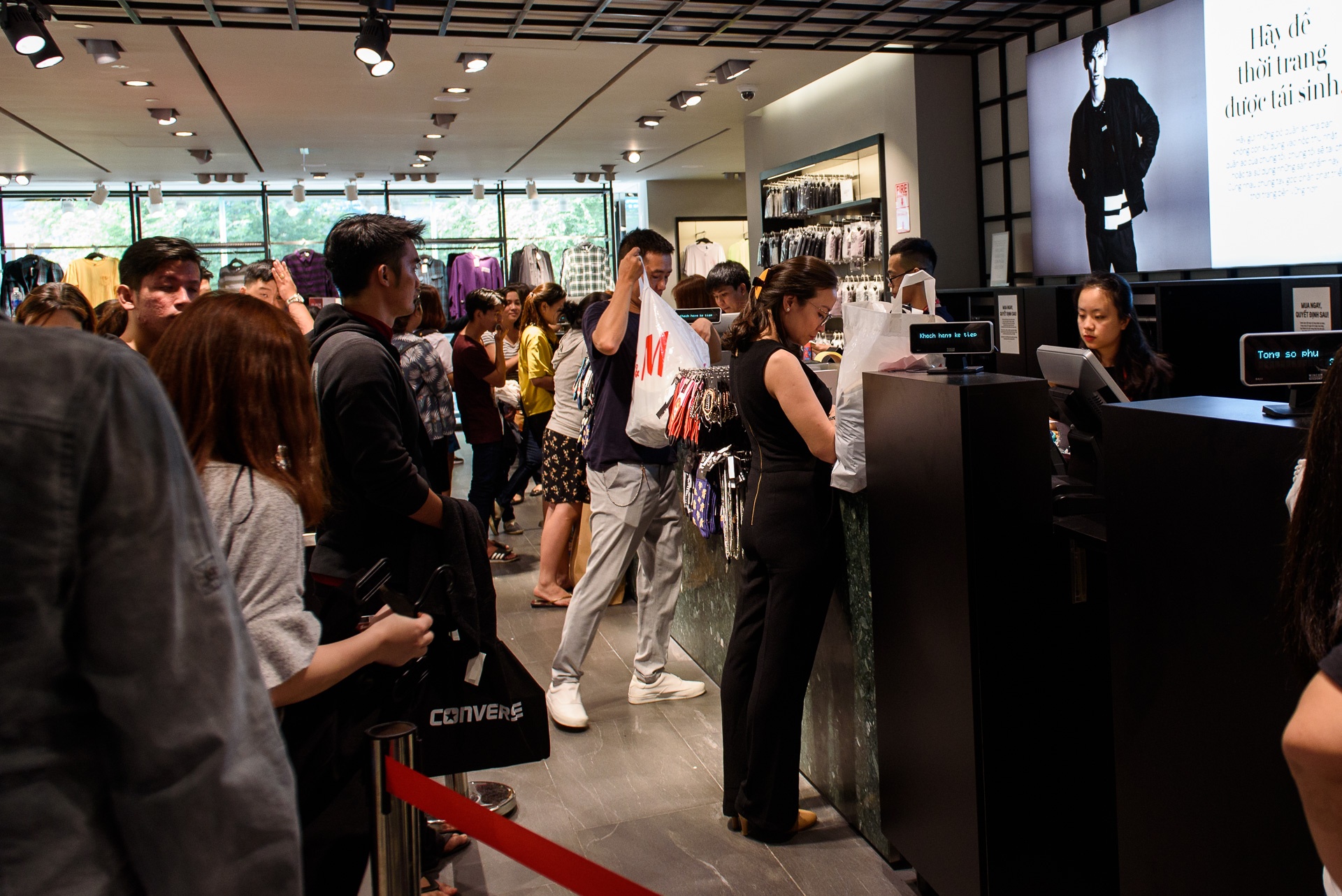 Nhon nhip ngay Black Friday anh 18