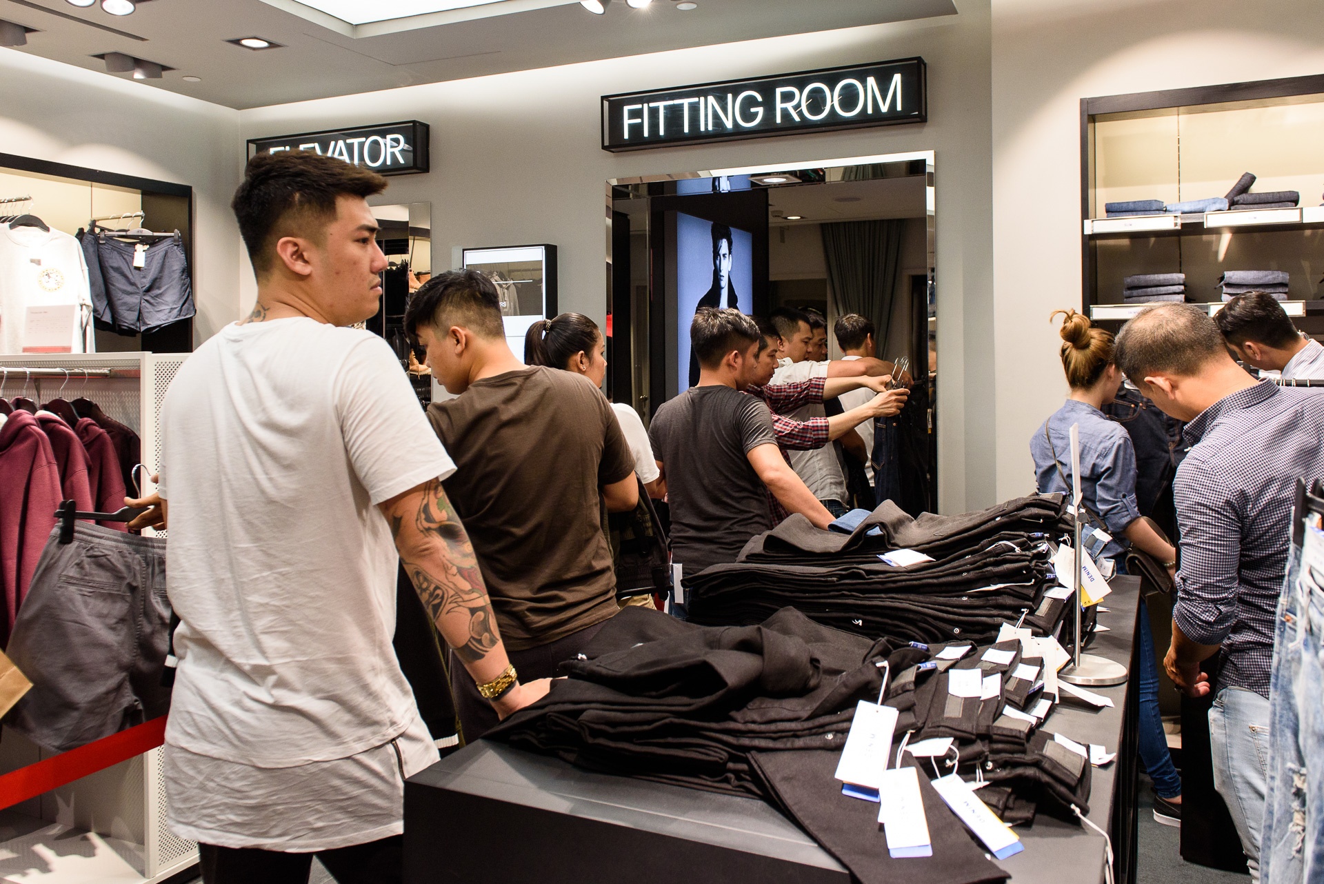 Gioi tre Viet chen chan mua sam ngay Black Friday 2017 hinh anh