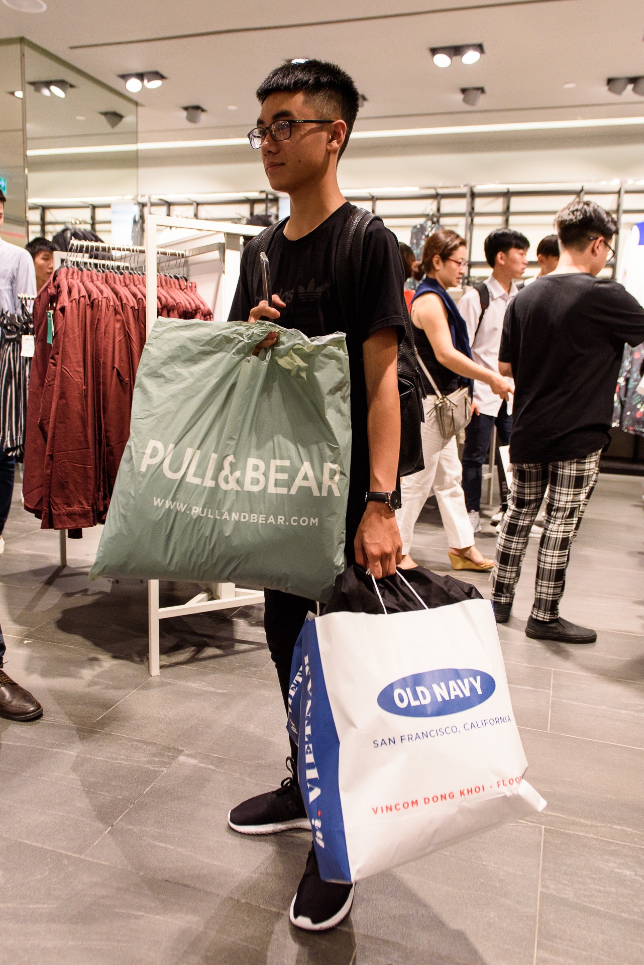 Nhon nhip ngay Black Friday anh 20