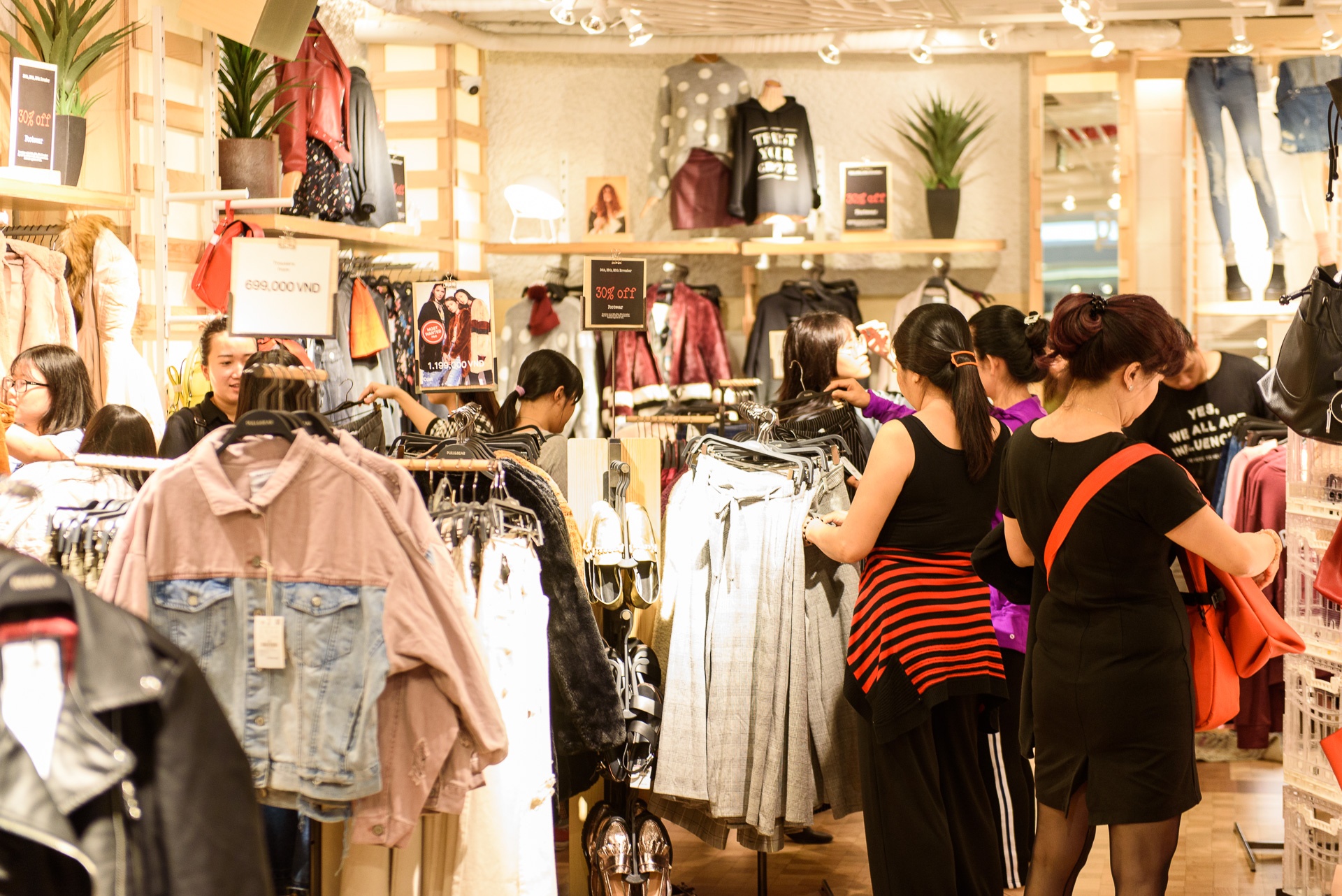 Nhon nhip ngay Black Friday anh 21