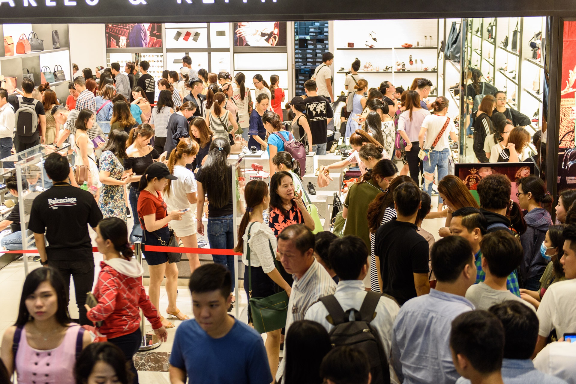 Nhon nhip ngay Black Friday anh 22