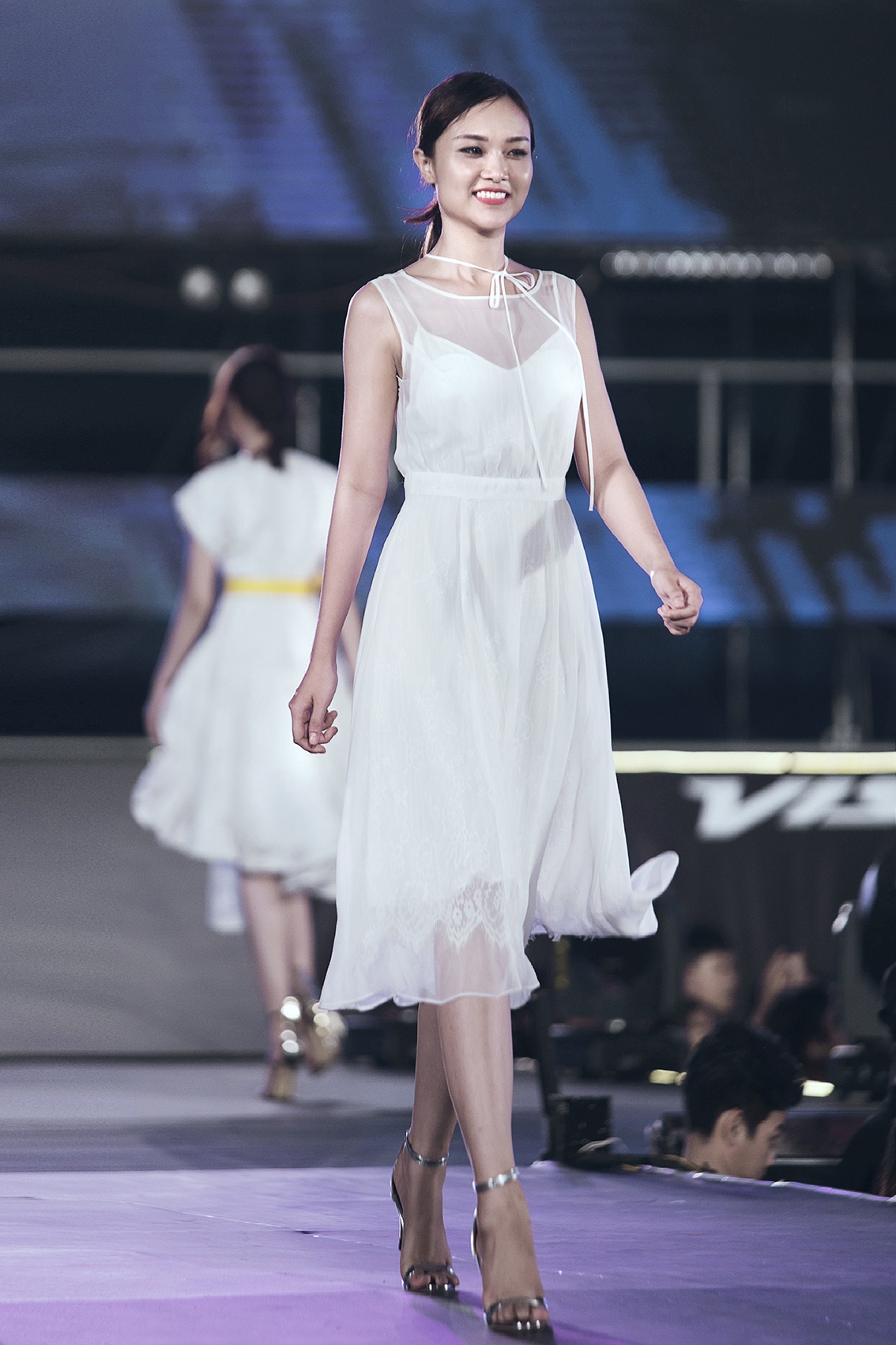 Rocker Nguyen nam tay Lan Khue tren san khau anh 6