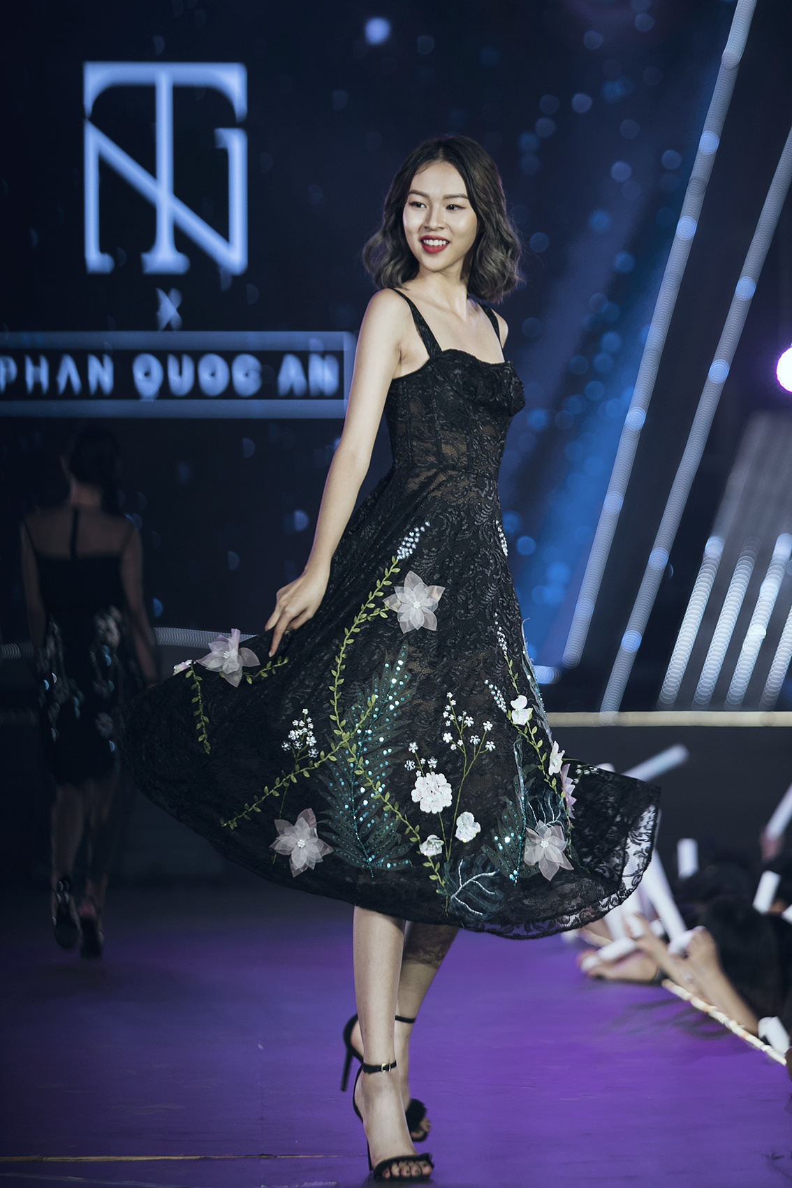 Rocker Nguyen nam tay Lan Khue tren san khau anh 7