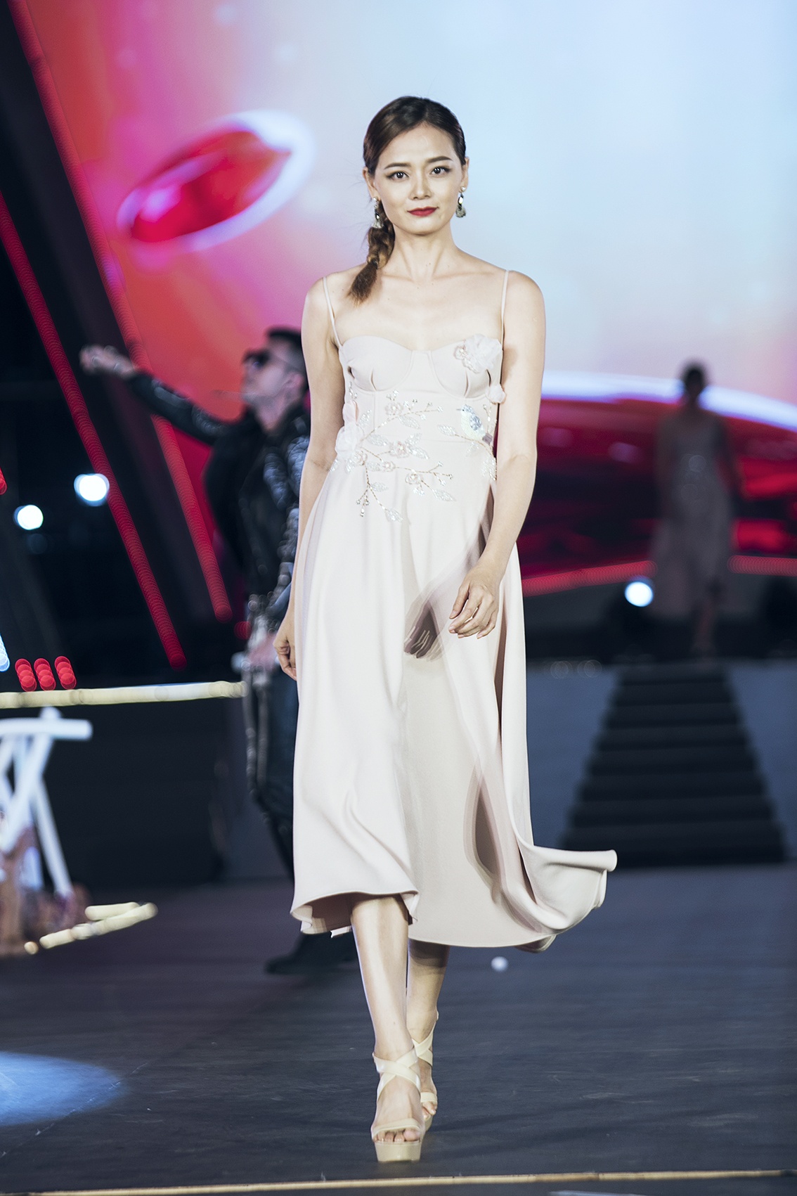 Rocker Nguyen nam tay Lan Khue tren san khau anh 9