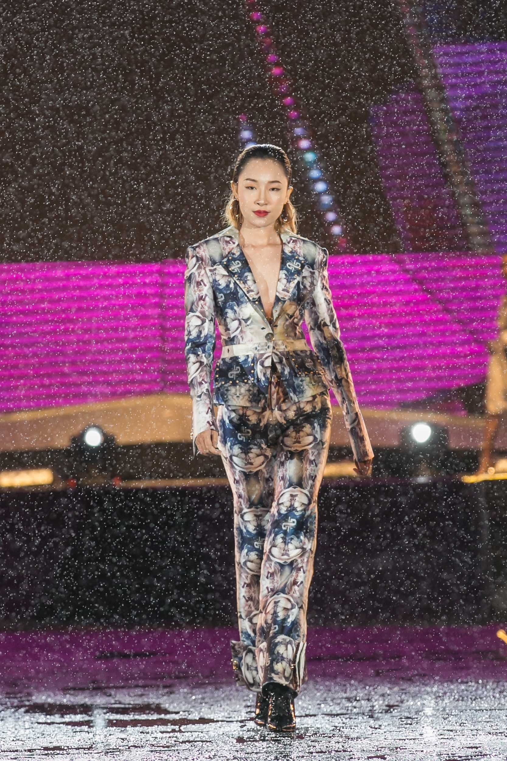 Rocker Nguyen nam tay Lan Khue tren san khau anh 12