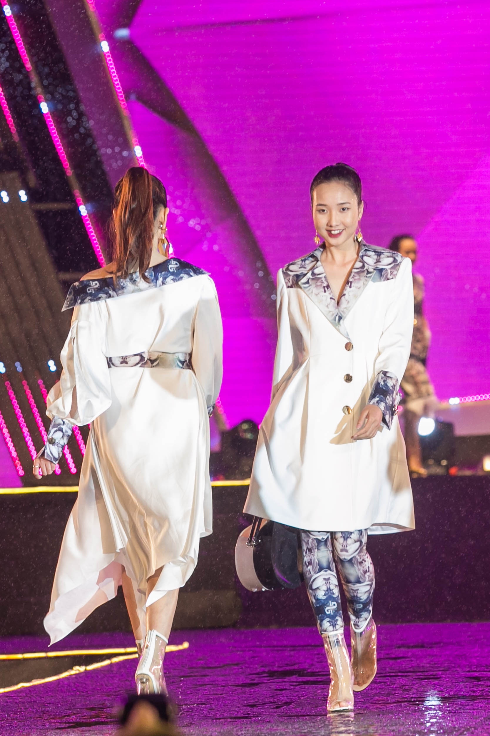 Rocker Nguyen nam tay Lan Khue tren san khau anh 11