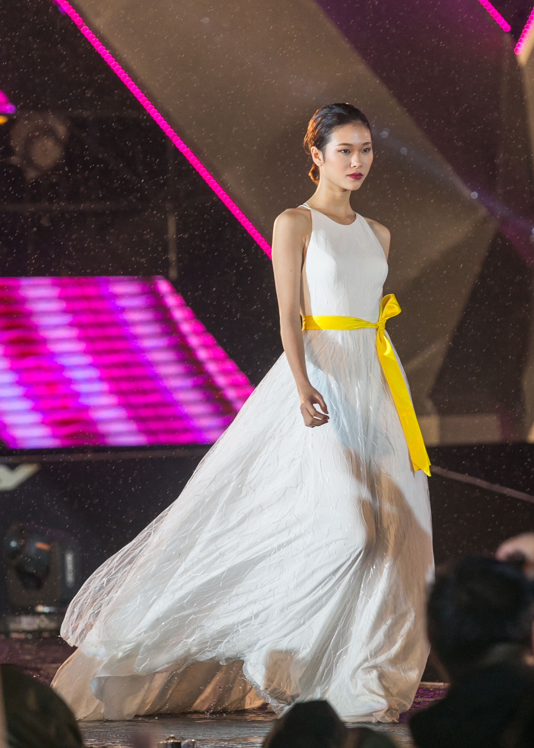 Rocker Nguyen nam tay Lan Khue tren san khau anh 5