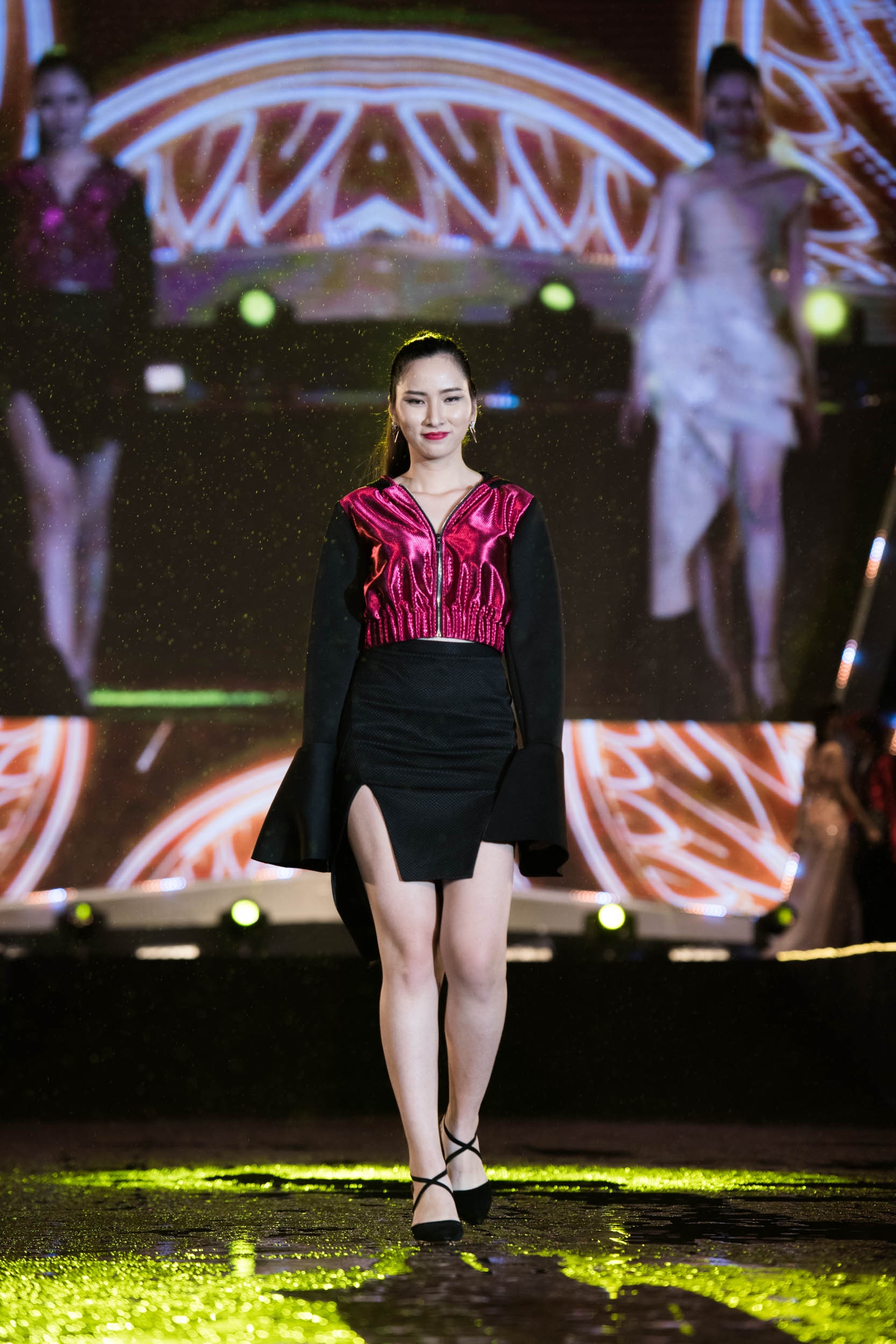 Rocker Nguyen nam tay Lan Khue tren san khau anh 3