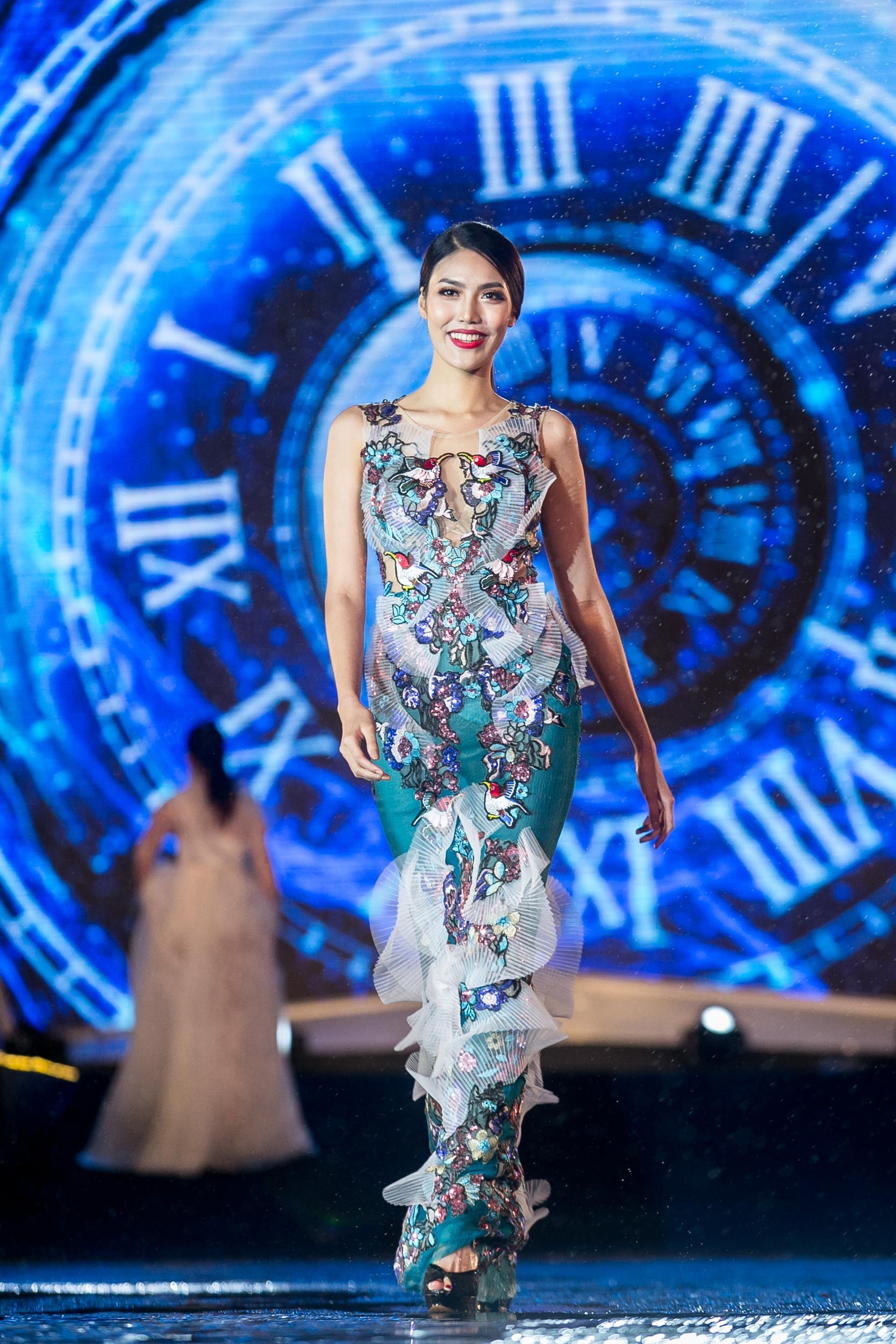 Rocker Nguyen nam tay Lan Khue tren san khau anh 2