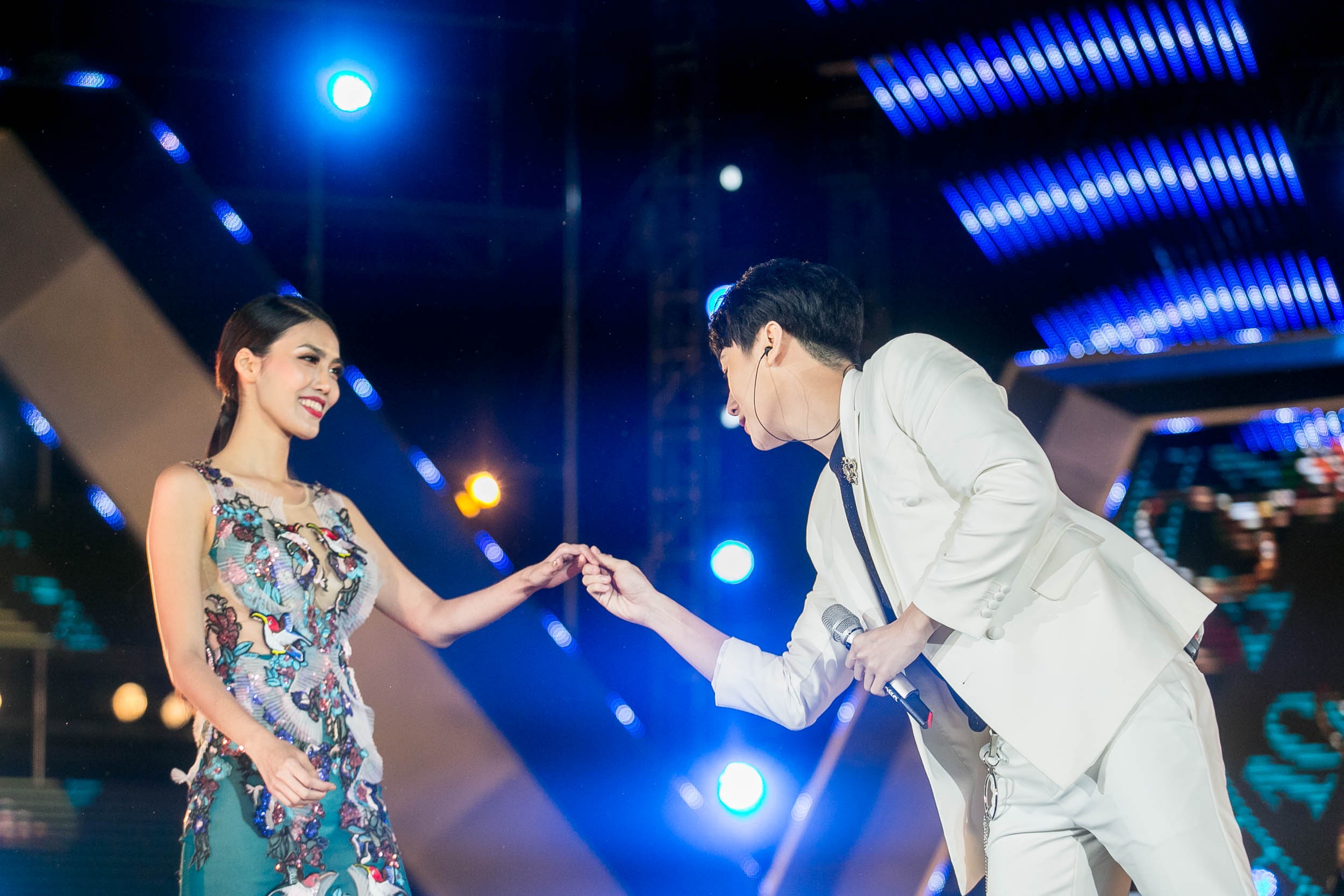 Rocker Nguyen nam tay Lan Khue tren san khau anh 1