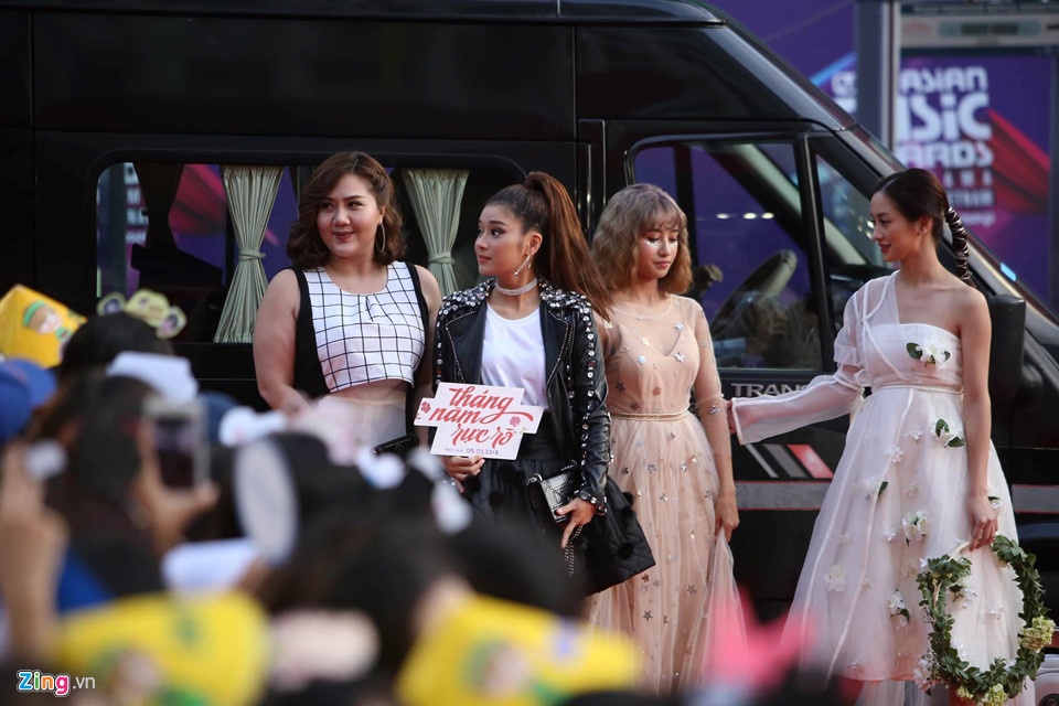 Jun Vũ diện váy cô dâu trên thảm đỏ MAMA ảnh 1 Jun Vu dien vay co dau tren tham do MAMA anh 1