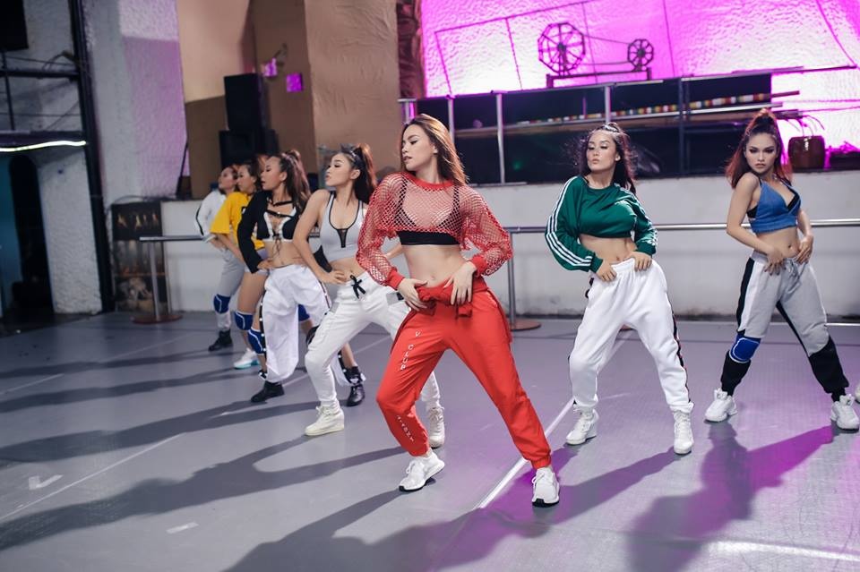 Mau sac thoi trang MV cua Ho Ngoc Ha anh 10