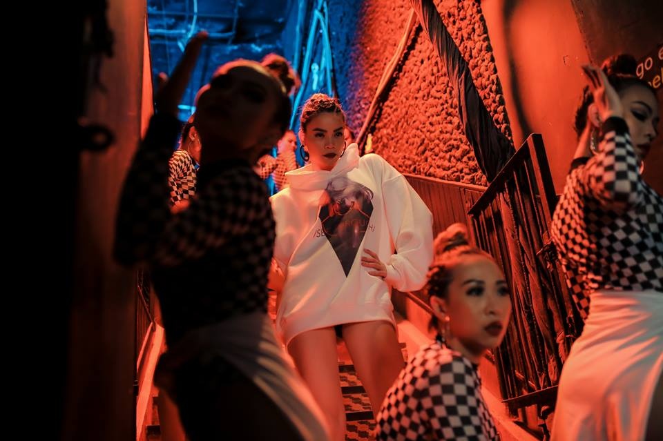 Mau sac thoi trang MV cua Ho Ngoc Ha anh 9