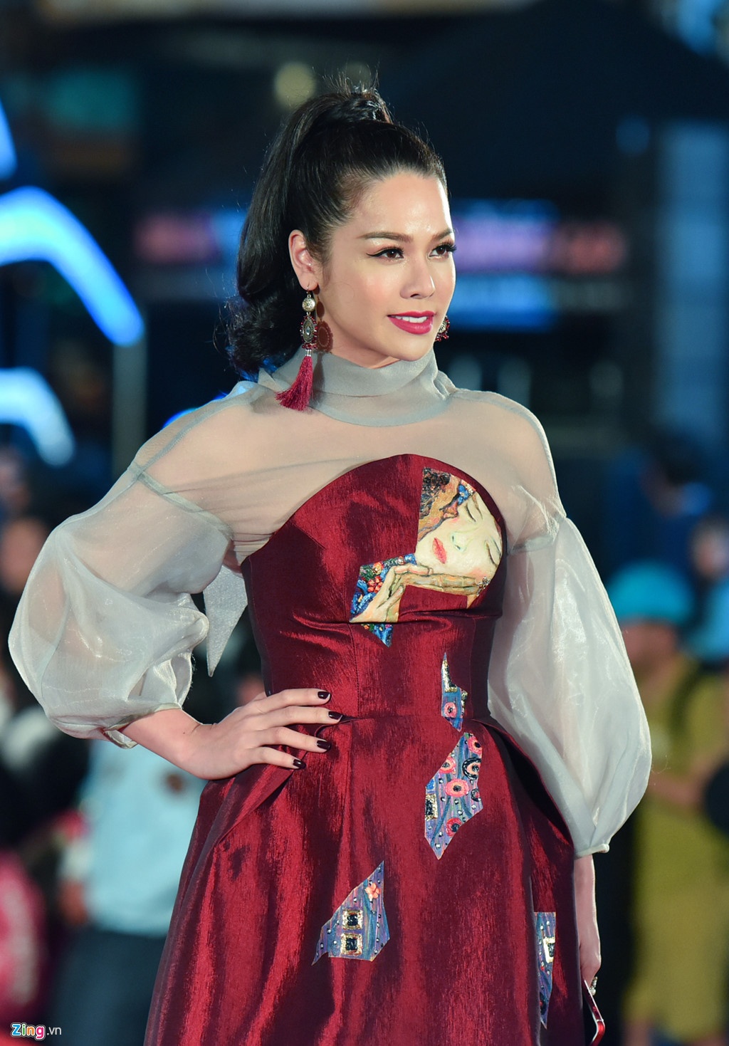 Sao Viet xuat hien tren voi trang phuc kho hieu anh 1