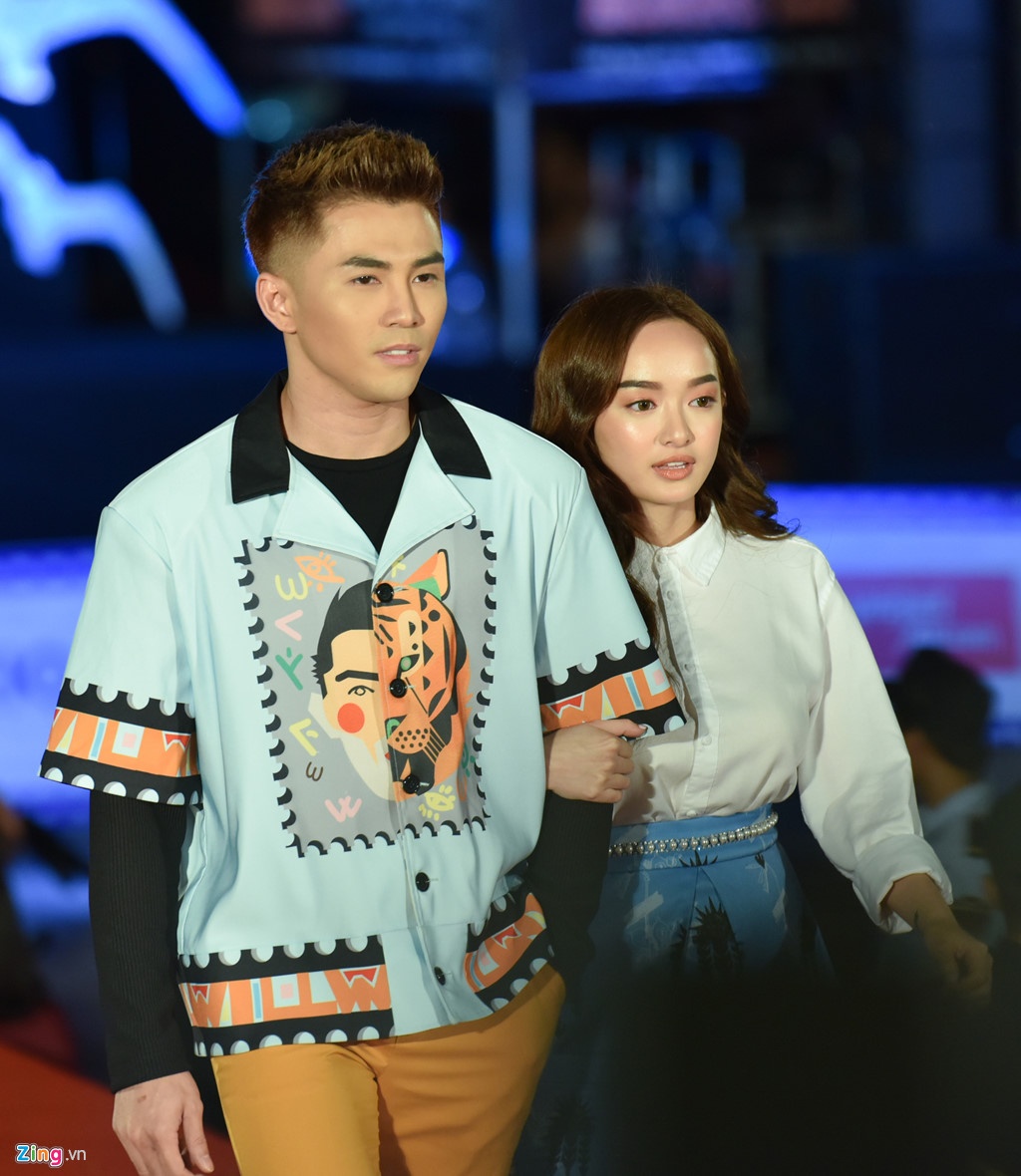 Sao Viet xuat hien tren voi trang phuc kho hieu anh 2