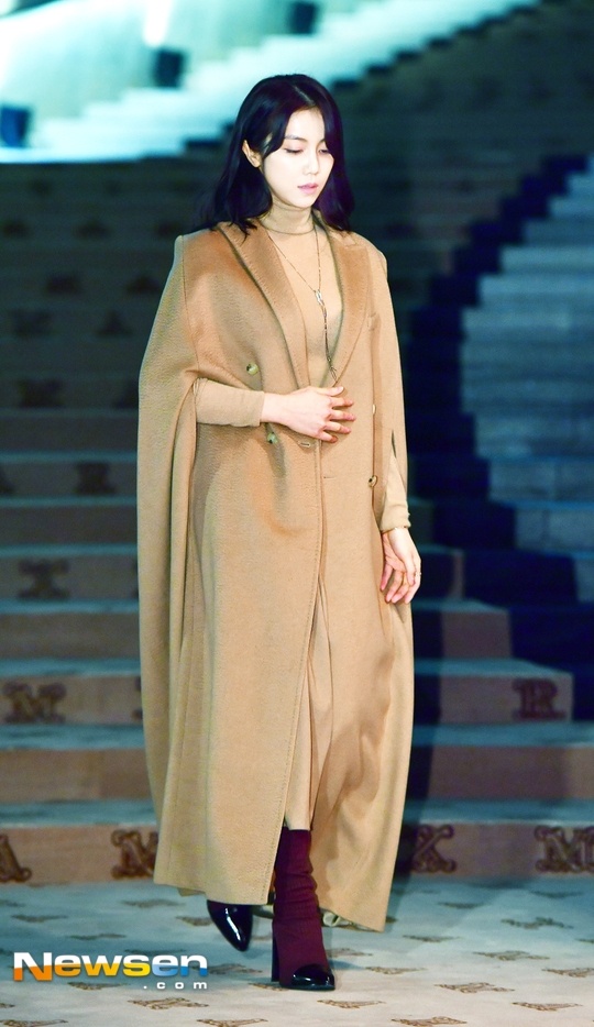 Yoona tham dự buổi triển lãm Max Mara tại Hàn Quốc ảnh 7 Yoona tham du buoi trien lam Max Mara tai Han Quoc anh 7