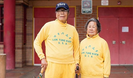 Street style nguoi cao tuoi qua lang kinh cua cap doi yeu thoi trang hinh anh