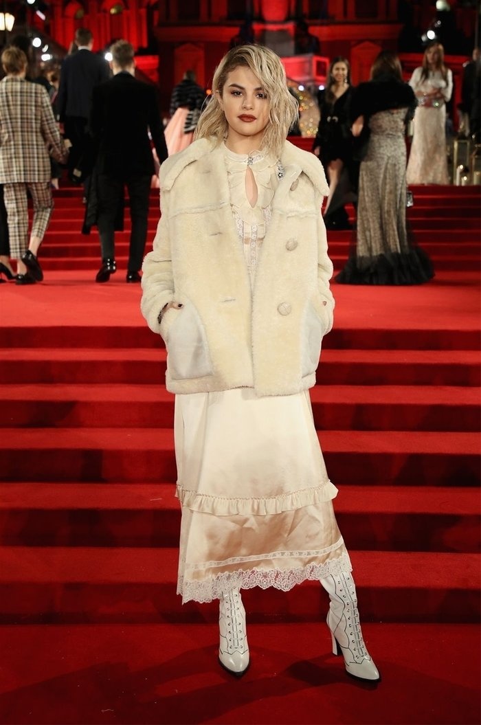 Selena Gomez nang tam phong cach sau khi thay doi kieu toc anh 4