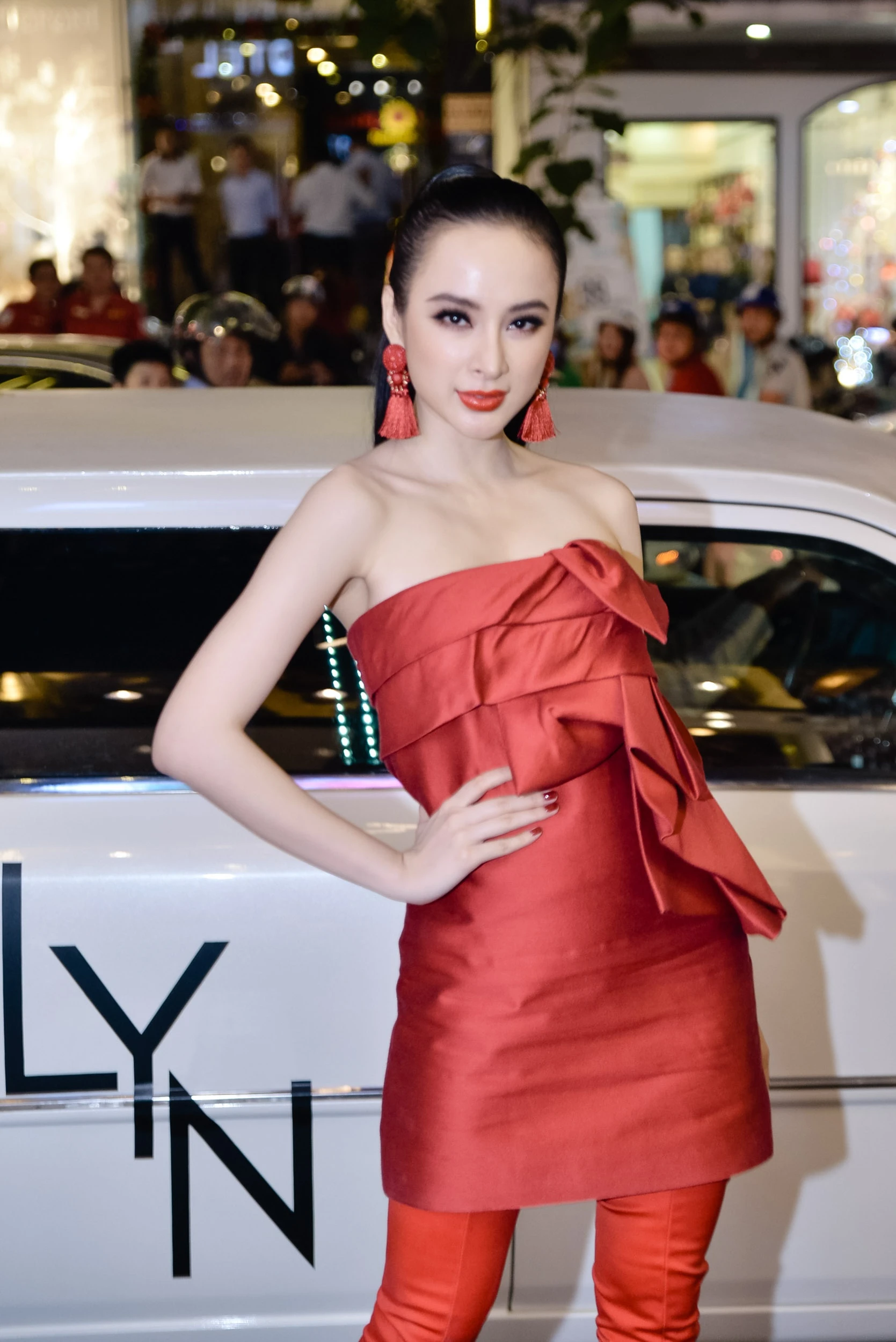 Angela Phuong Trinh dien trang phuc giong Chi Pu anh 1