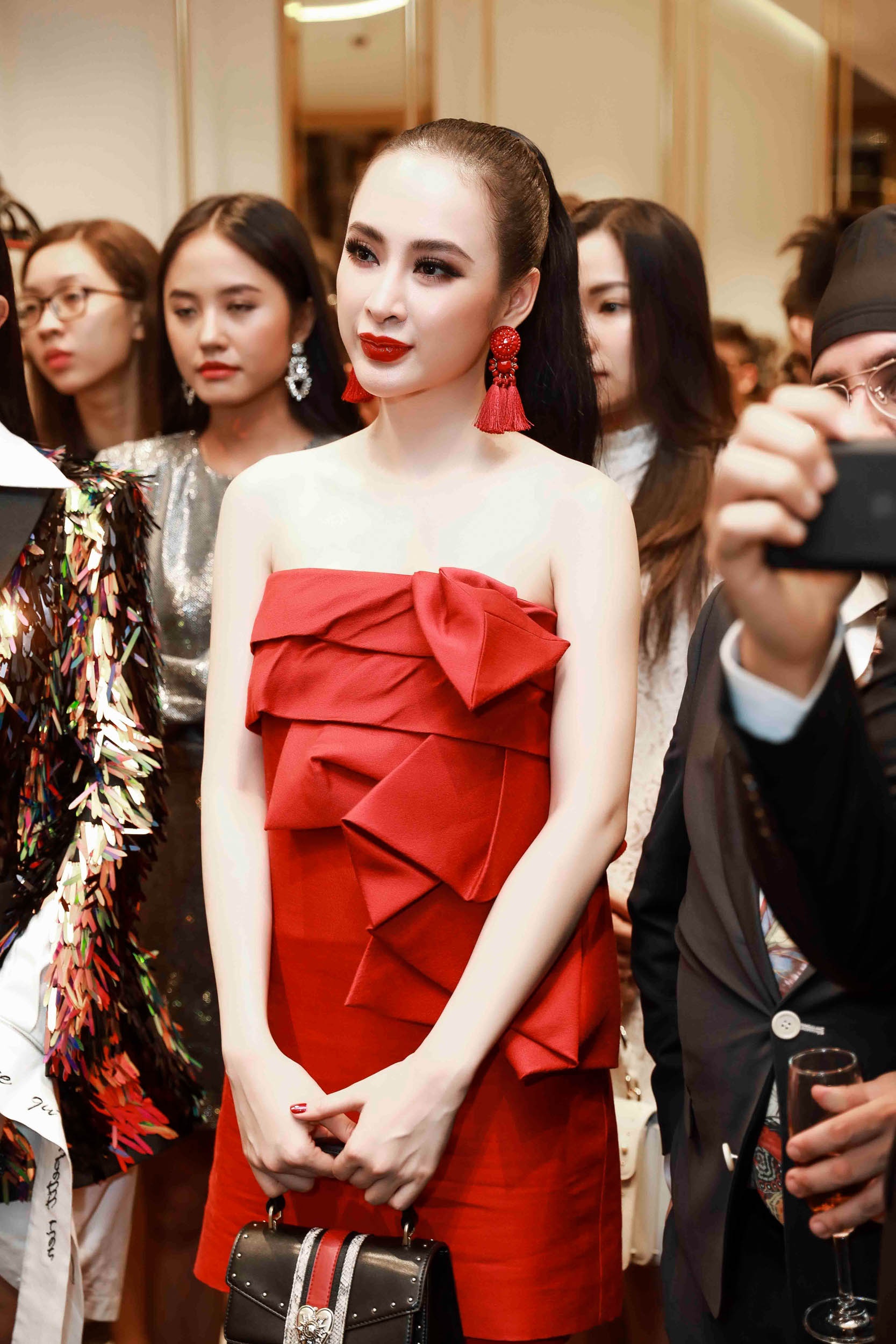 Angela Phuong Trinh dien trang phuc giong Chi Pu anh 5