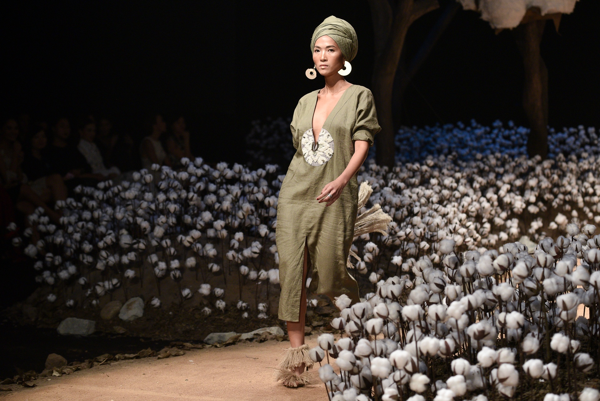 Lan Khue dien thoi trang anh 12