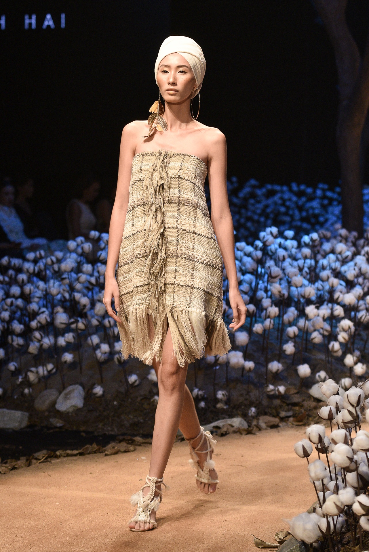 Lan Khue dien thoi trang anh 15