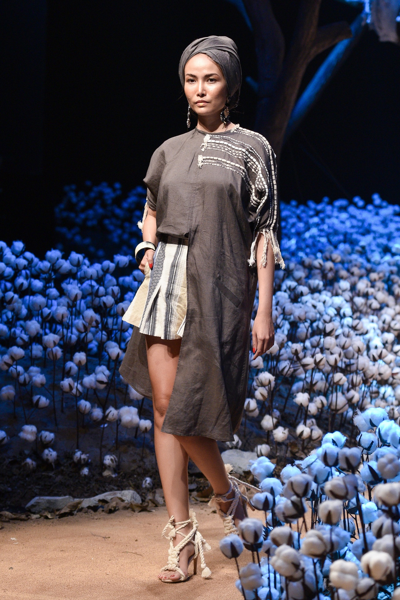 Lan Khue dien thoi trang anh 17