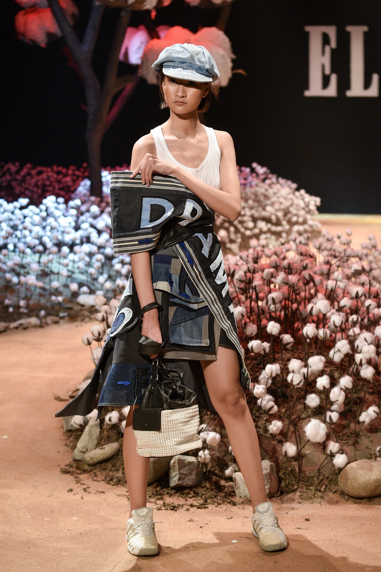 Lan Khue dien thoi trang anh 7