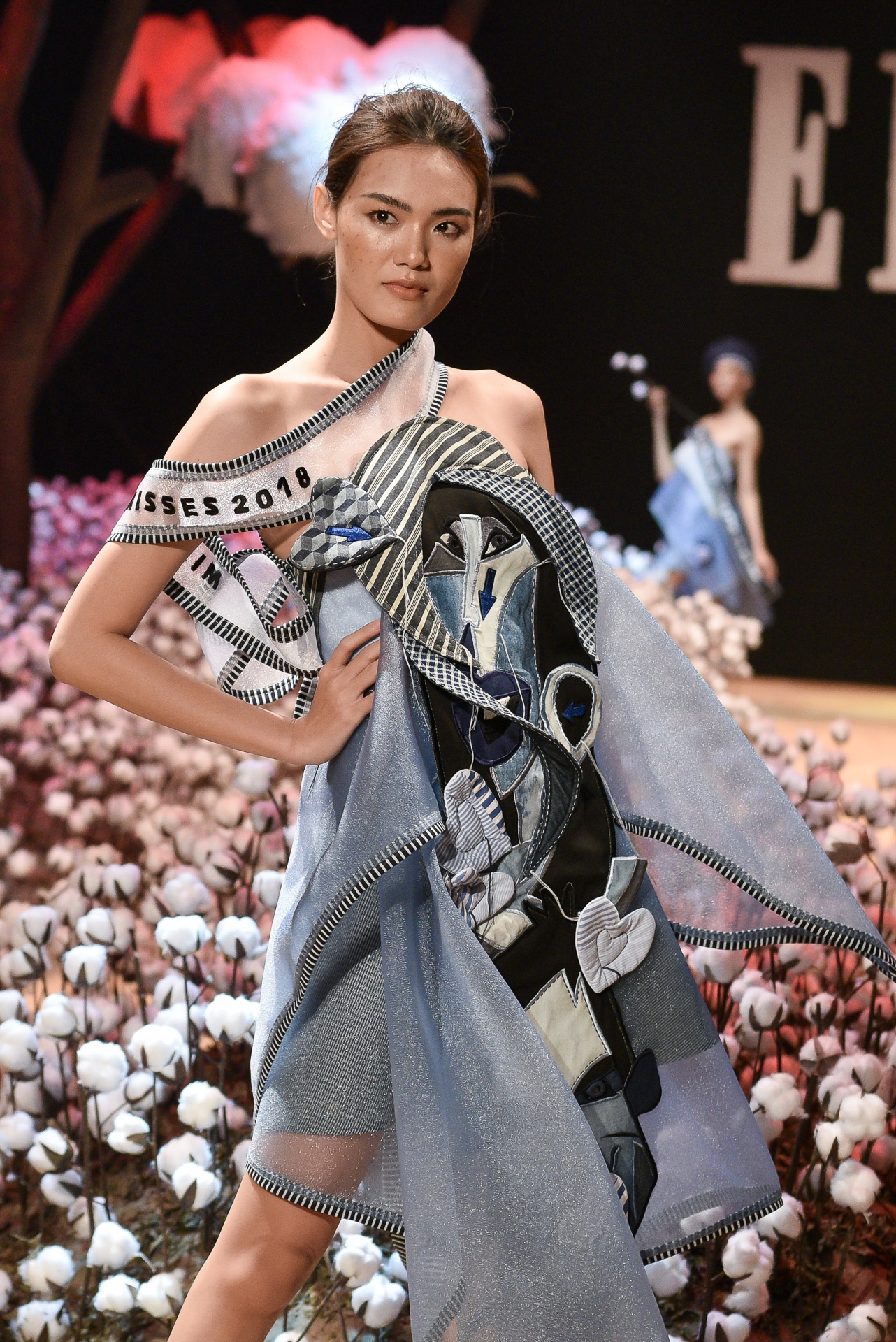 Lan Khue dien thoi trang anh 11