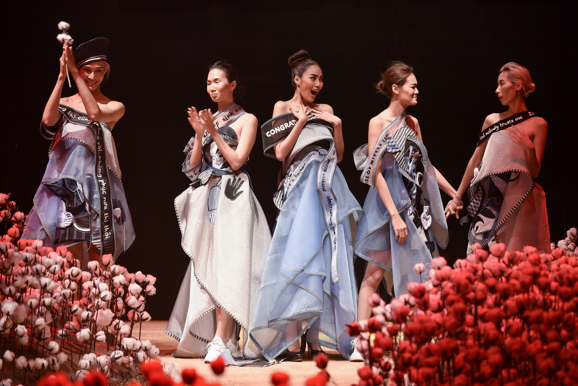 Lan Khue dien thoi trang anh 1